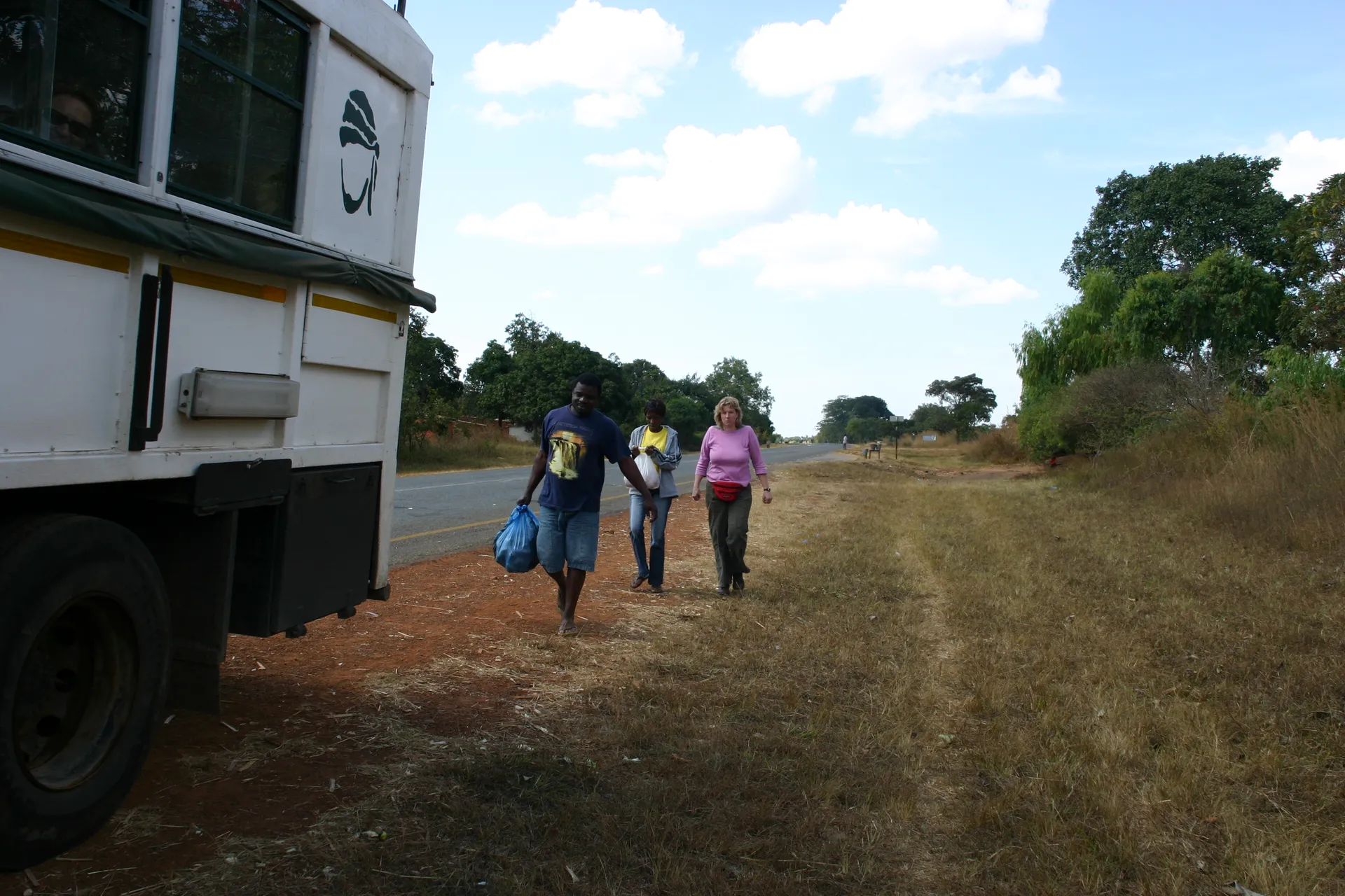 Mortimer, Soliwe en Heleen hebben langs de weg zoete aardappelen gekocht [Malawi]
