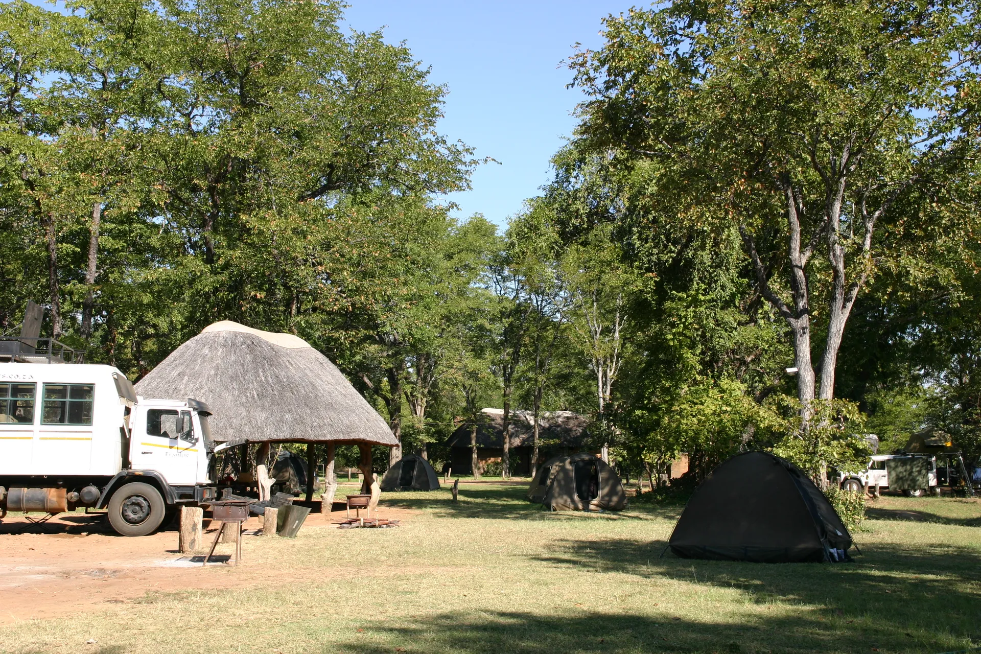 Onze truck en enkele tenten op camping <i>Wildlife Camp</i> [South Luangwa]
