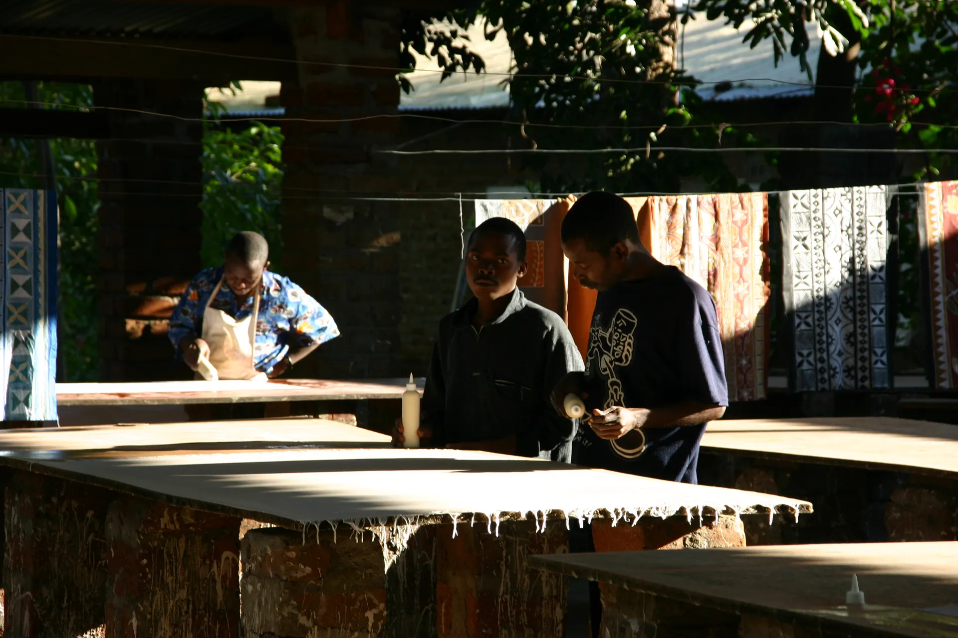Even kijken of het resultaat wel in orde is ... [<i>Tribal Textiles</i>, Mfuwe]