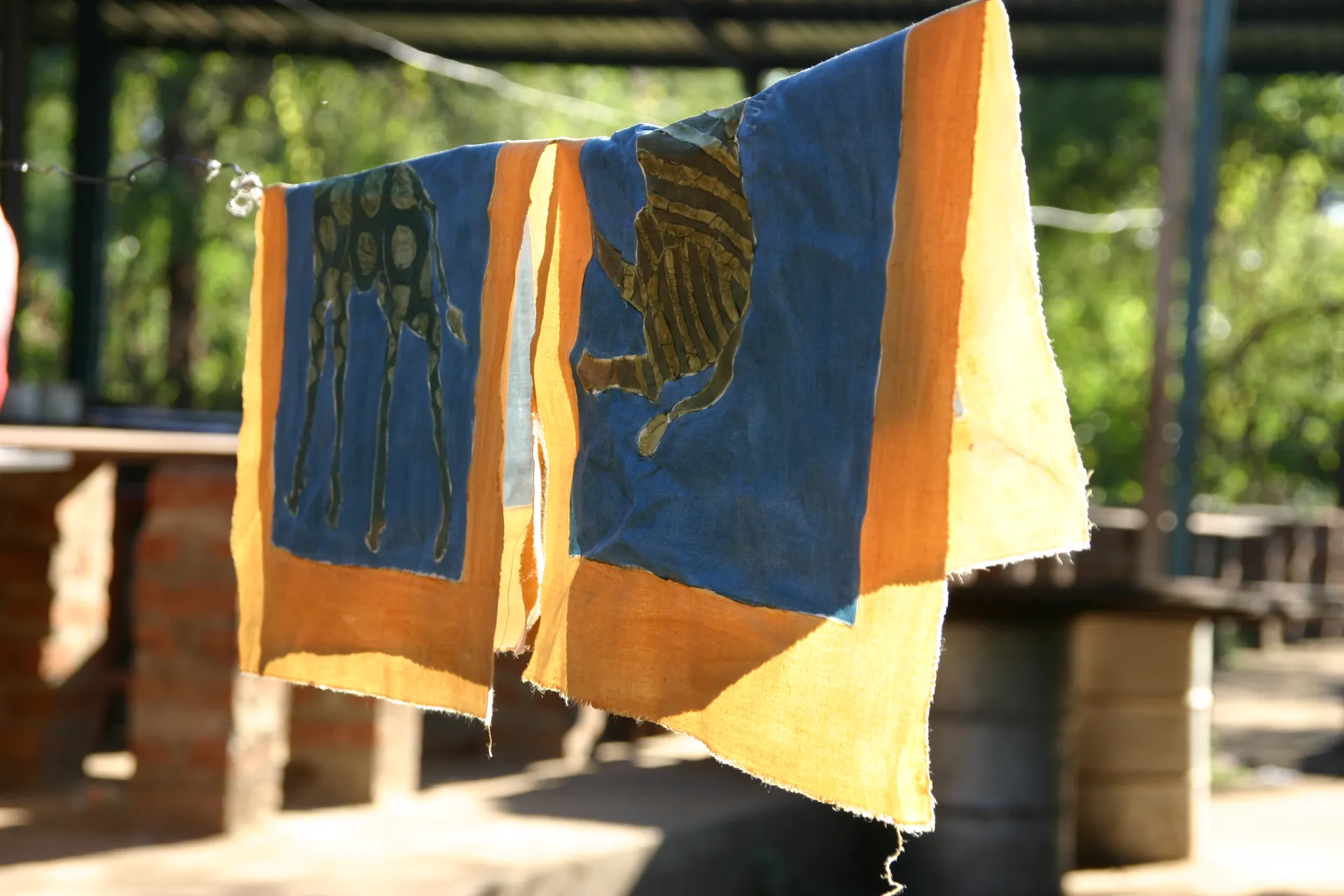 De kleurige producten van <i>Tribal Textiles</i> [Mfuwe]