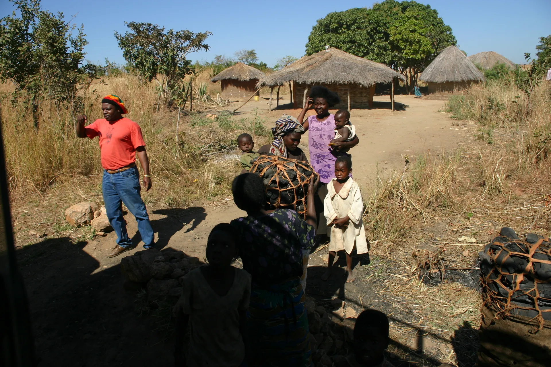 Verkoop van balen houtskool langs de weg [nabij South Luangwa]