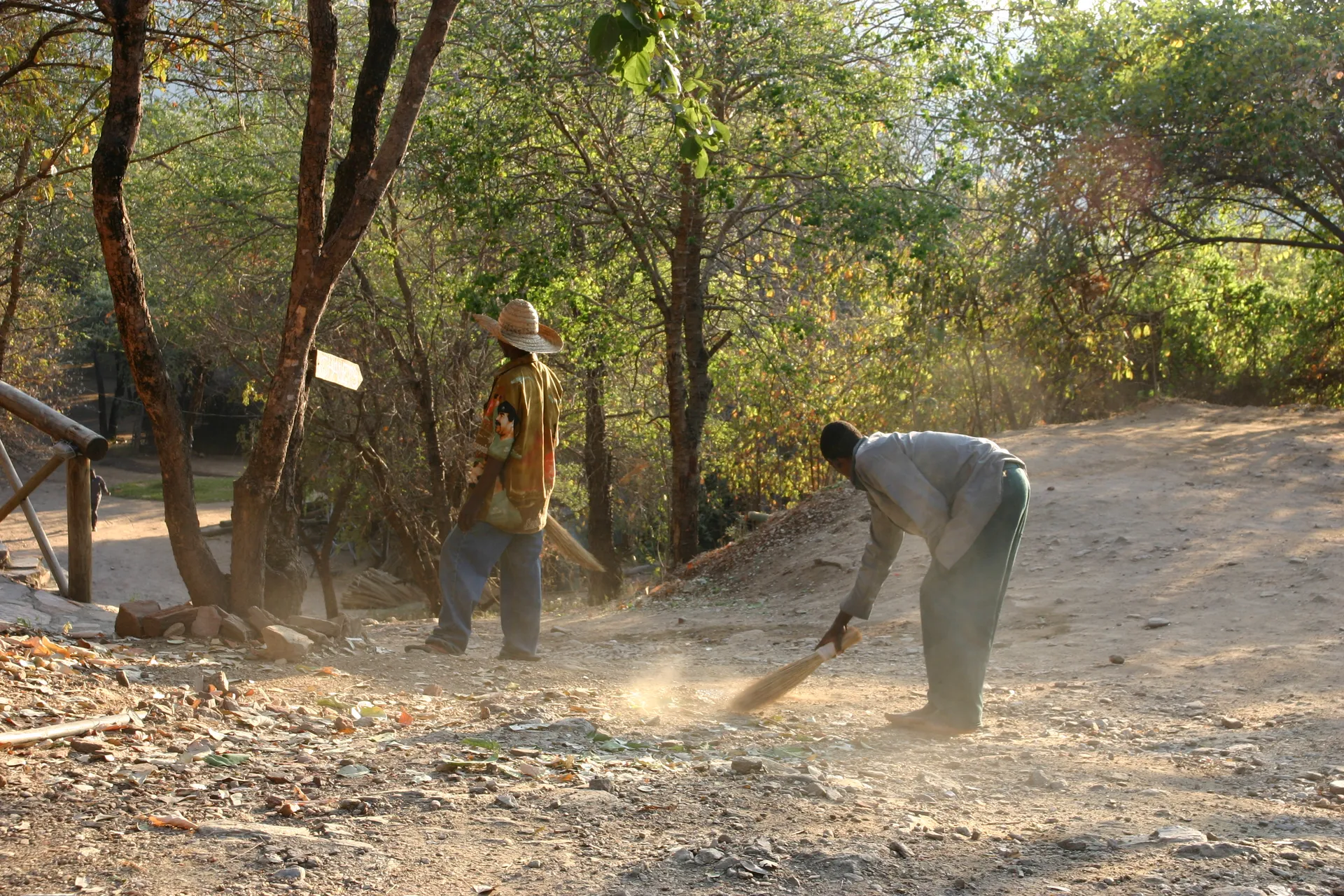 Betaald werk is altijd zinvol ... [camp-site bij Luangwa Bridge]