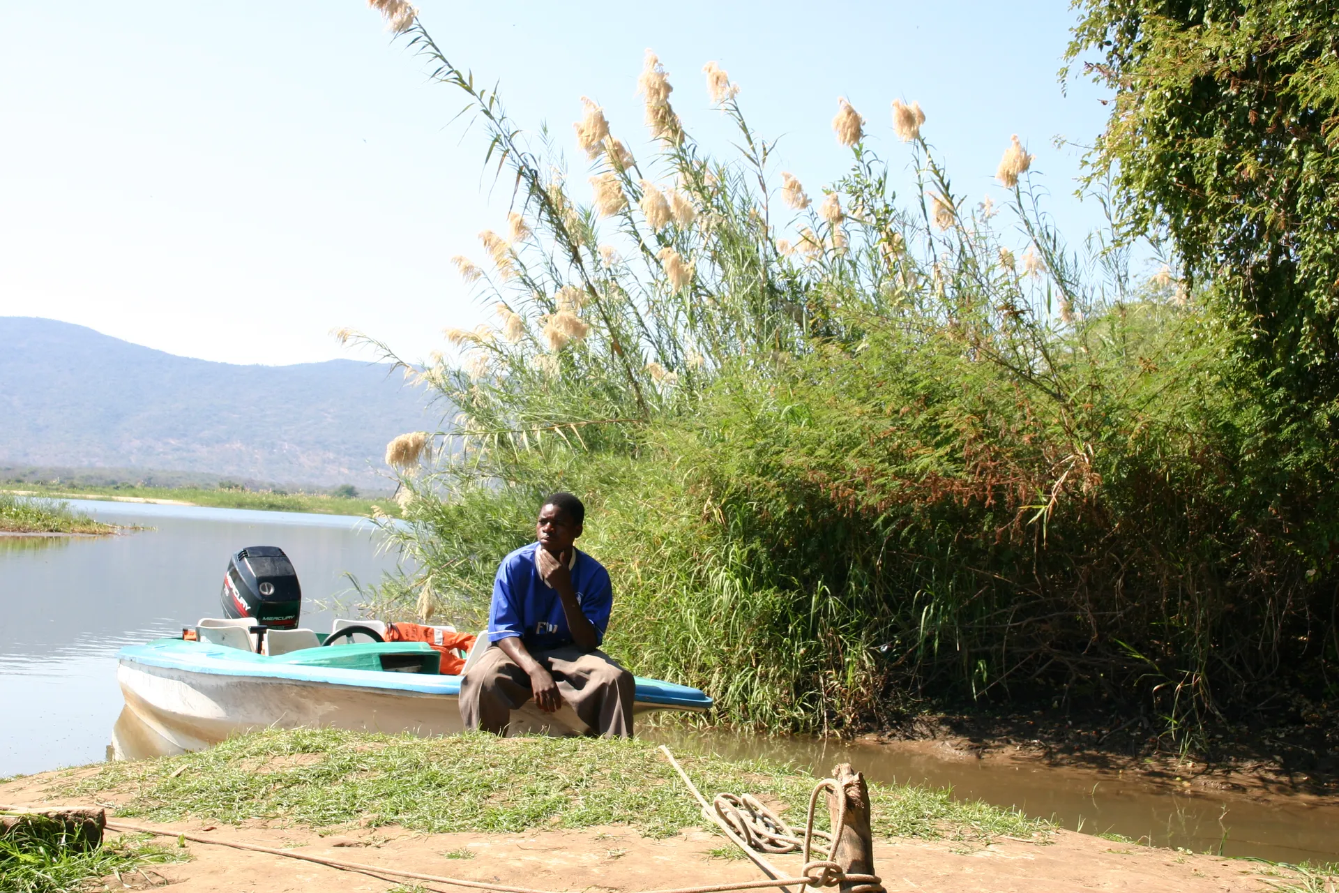 In afwachting van het vertrek per speedboot naar de lodge bij Lower Zambezi