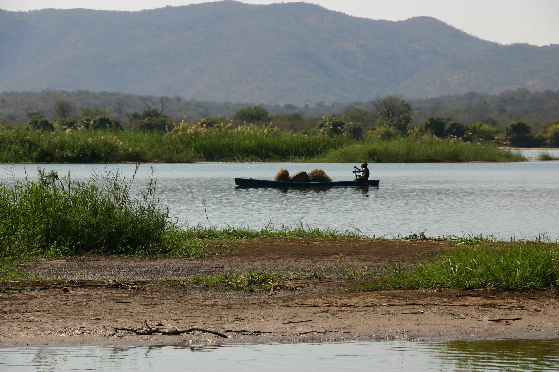 De Luangwa-rivier als transportweg [nabij Luangwa Boma]