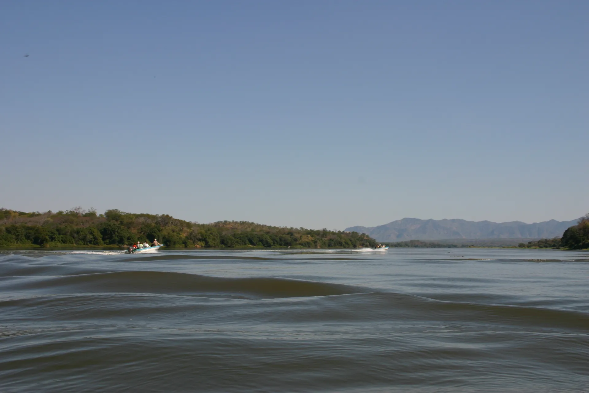 Per speedboot op weg naar de Redcliff Lodge [samenvloeiing Luangwa en Zambezi]