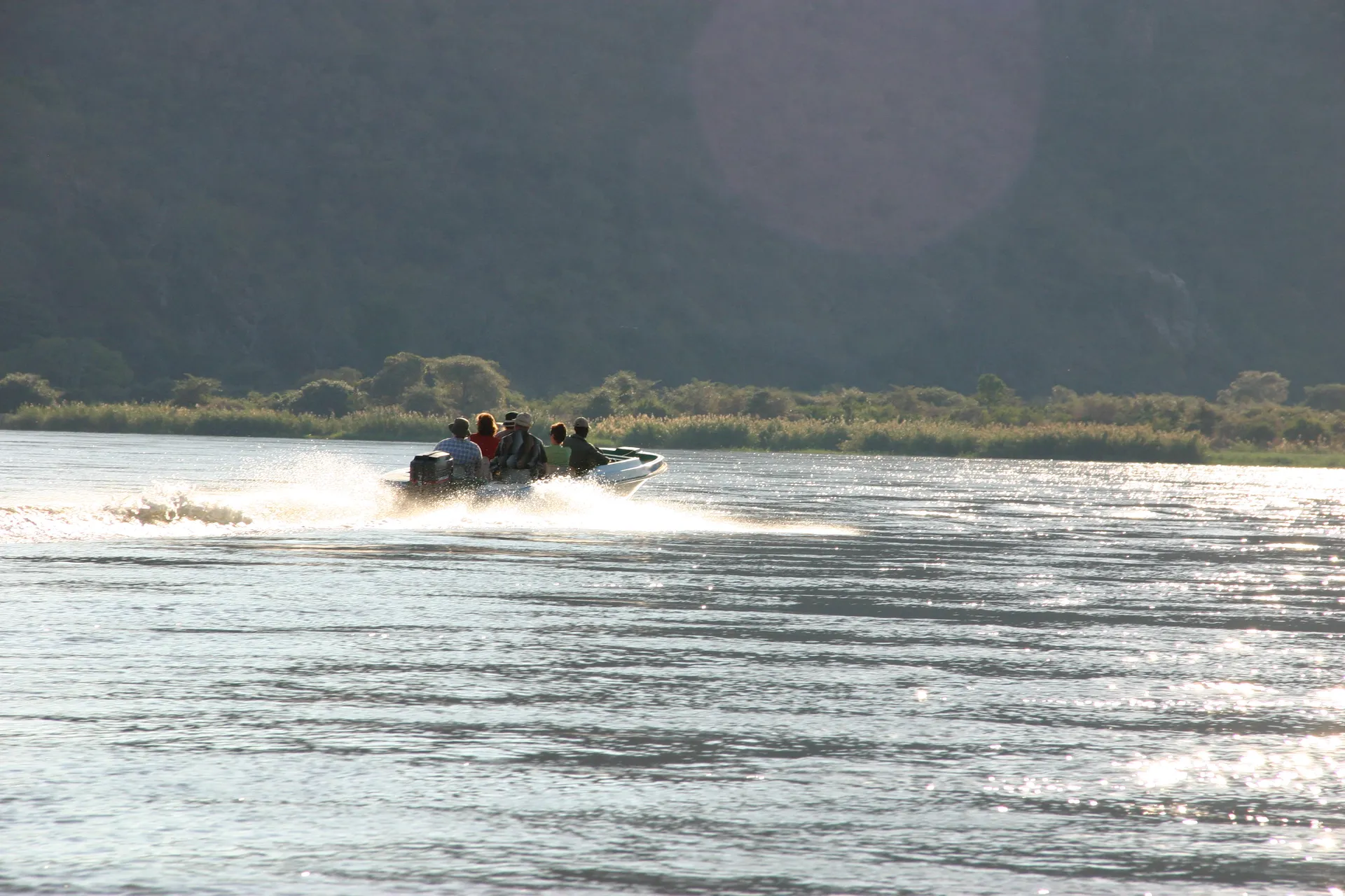 Speedboot in de Zambezi [Lower Zambezi]