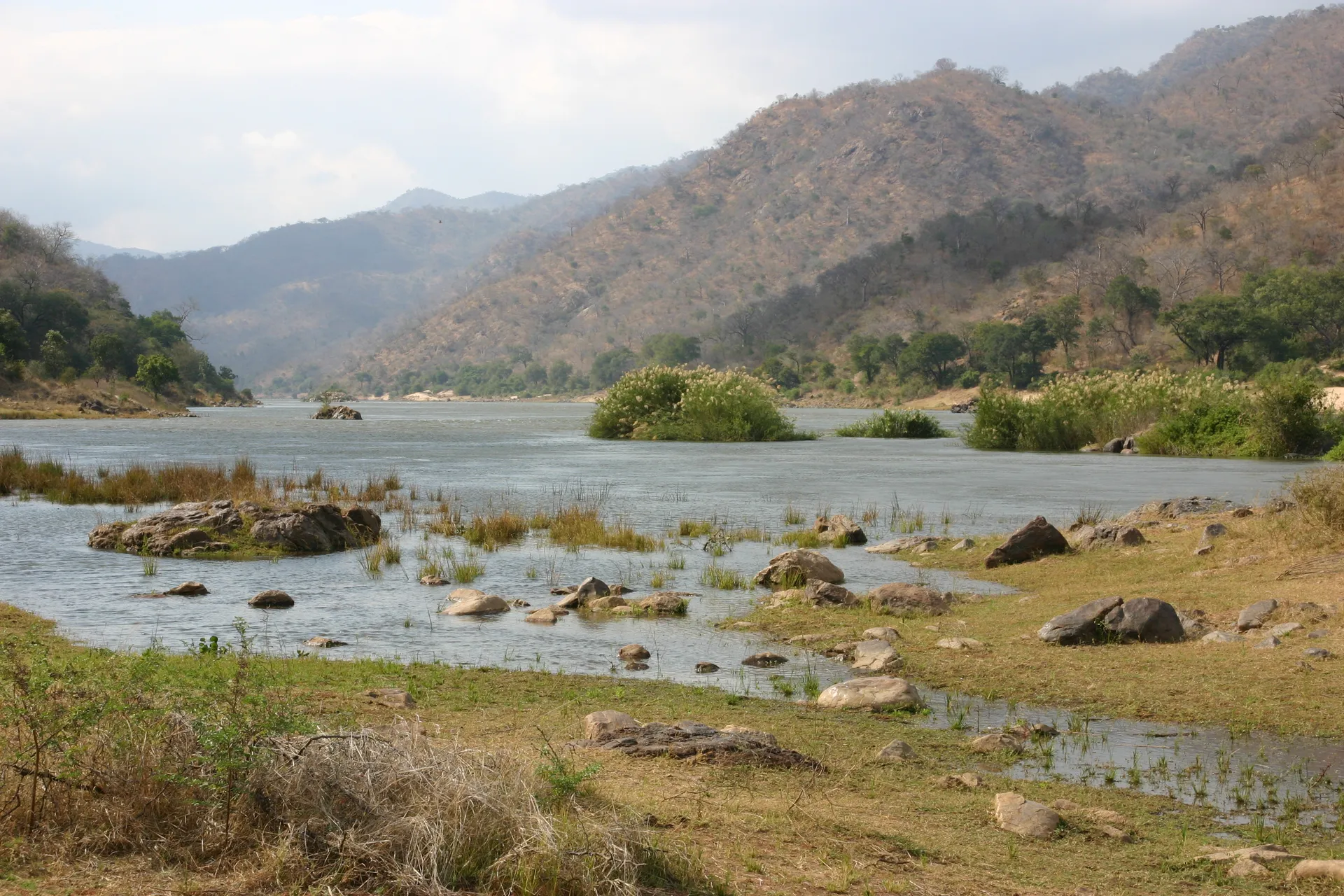 Ondiepten langs de oever van de Zambezi bij het begin van onze wandeling [Lower Zambezi]