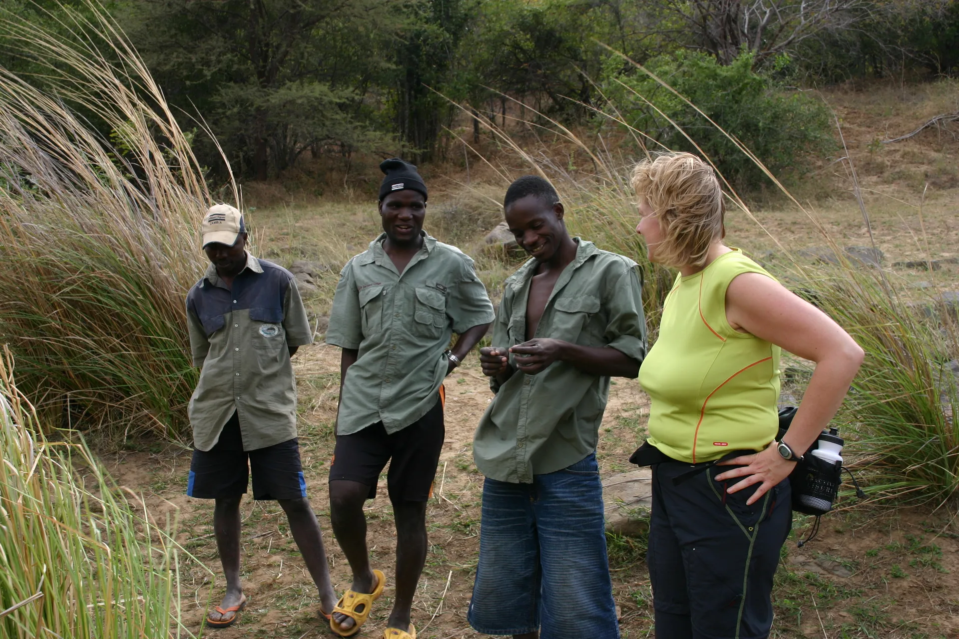 Mensen onderweg: rangers in gesprek met de reisleidster [Lower Zambezi]