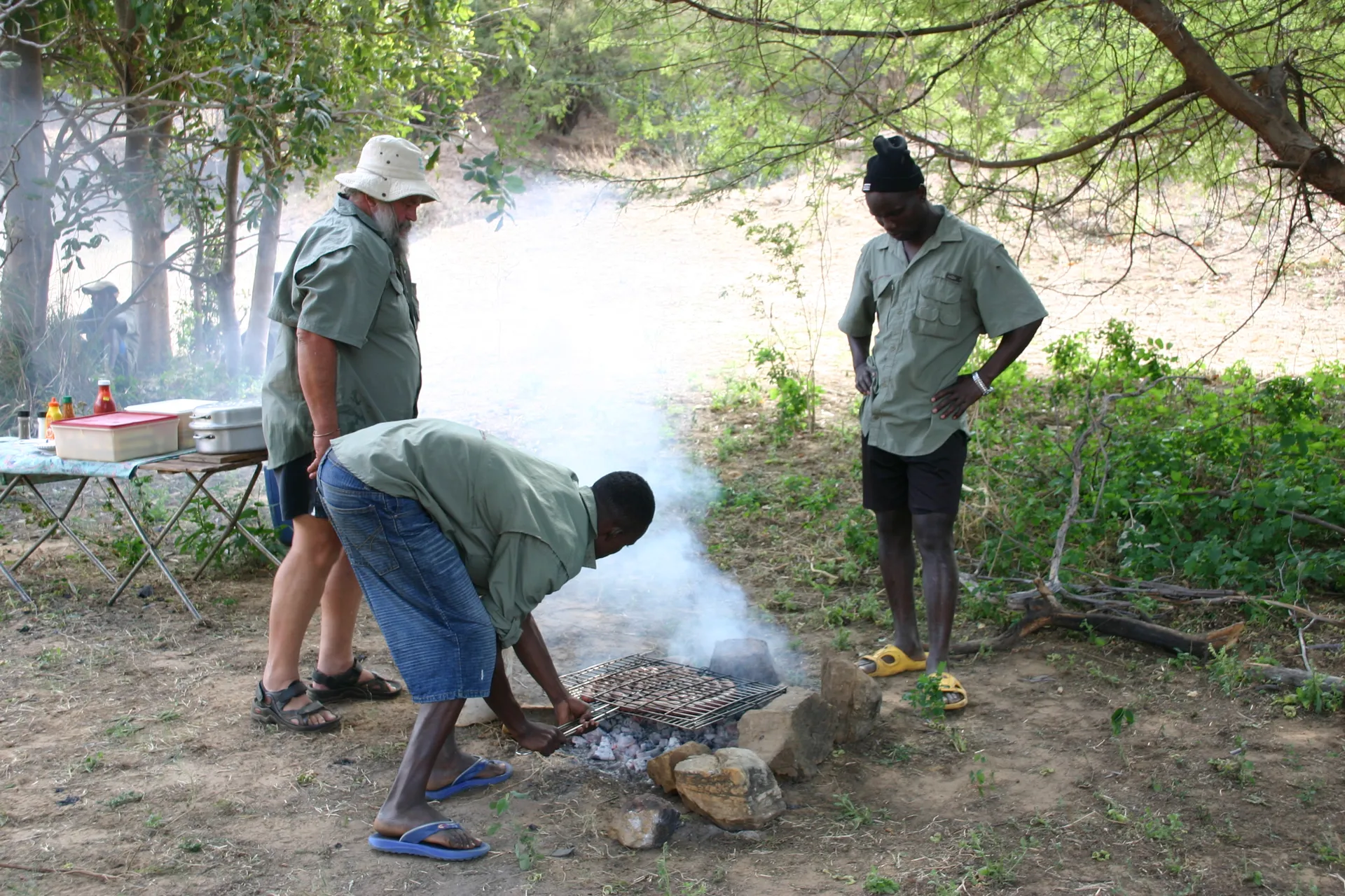 Braai als warme lunch, halverwege de excursie langs de rivier [Lower Zambezi]