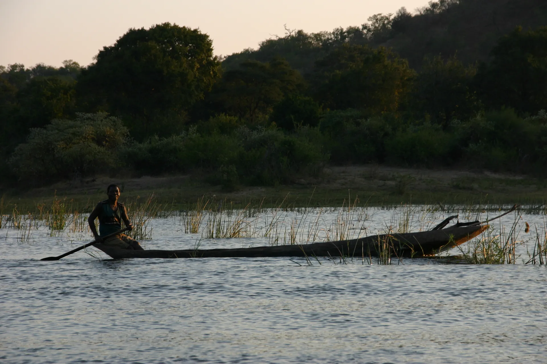 Kano gemaakt uit &eacute;&eacute;n boomstam [Lower Zambezi]