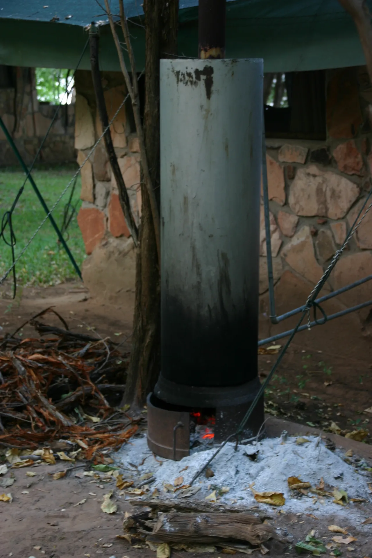 De boiler achter het huisje wordt gestookt met brandhout ... [Lower Zambezi]