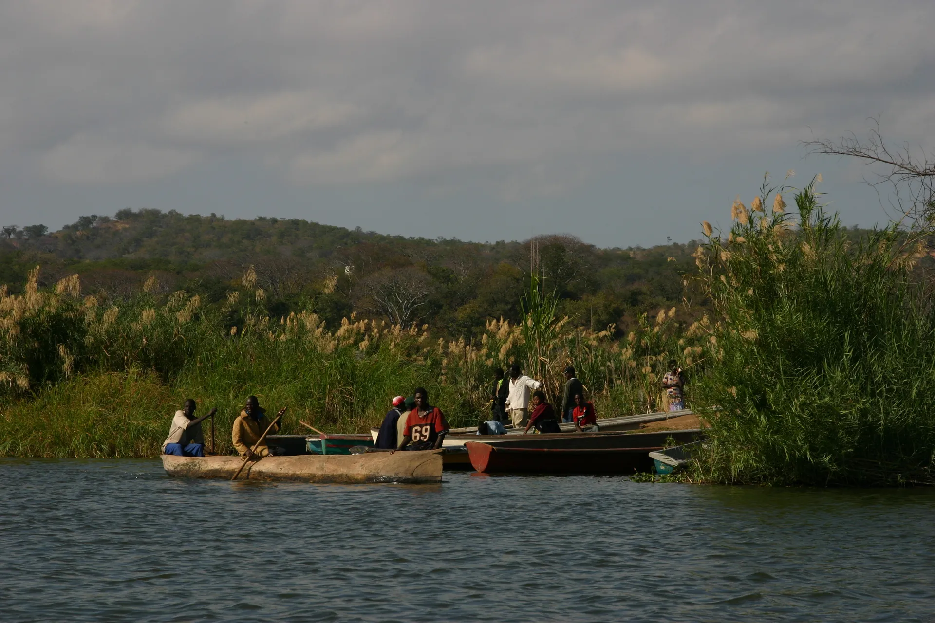 Vervoermiddelen: bootjes [nabij Luangwa Boma]