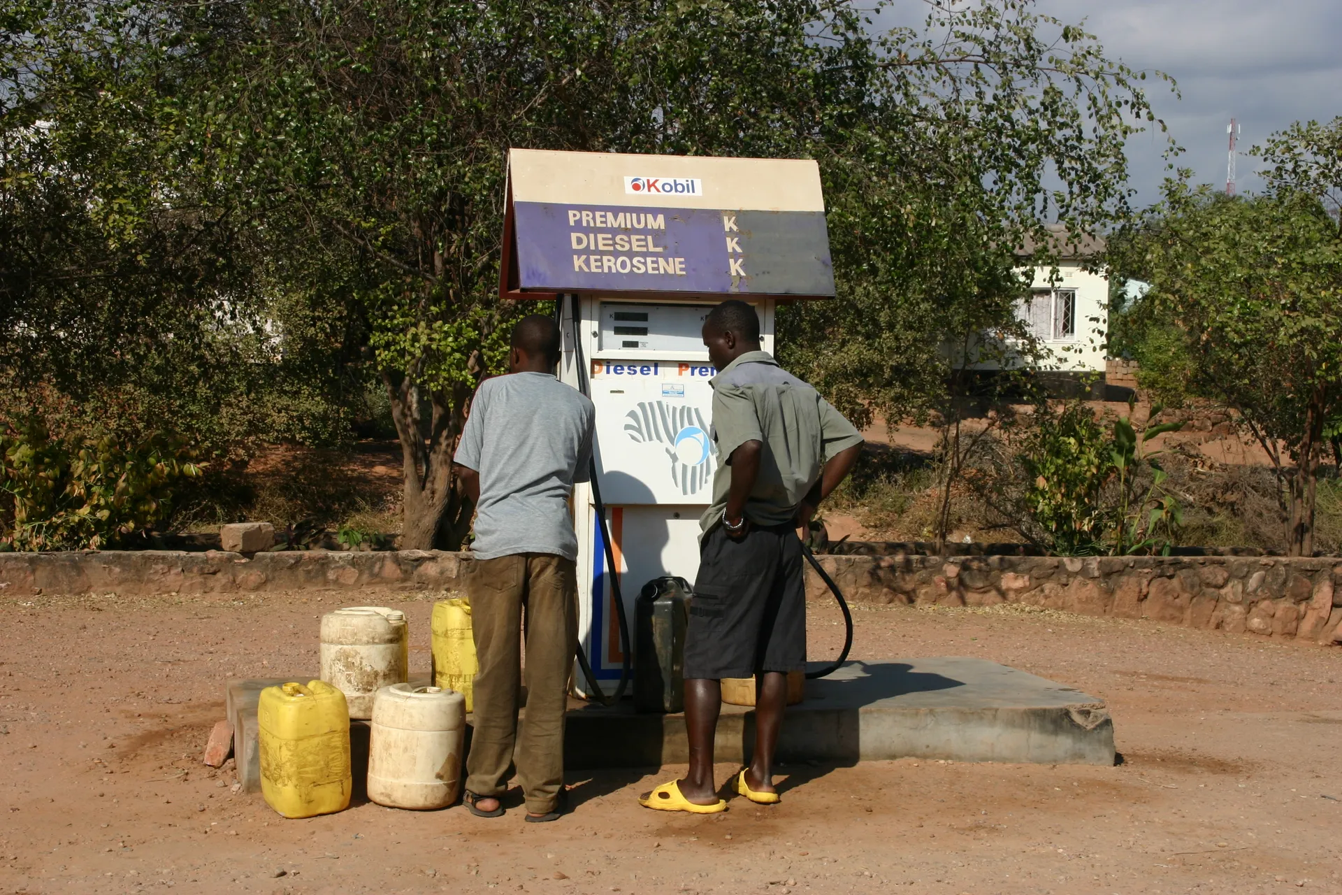 Aanvullen van de brandstofvoorraden voor de boten [Luangwa Boma]