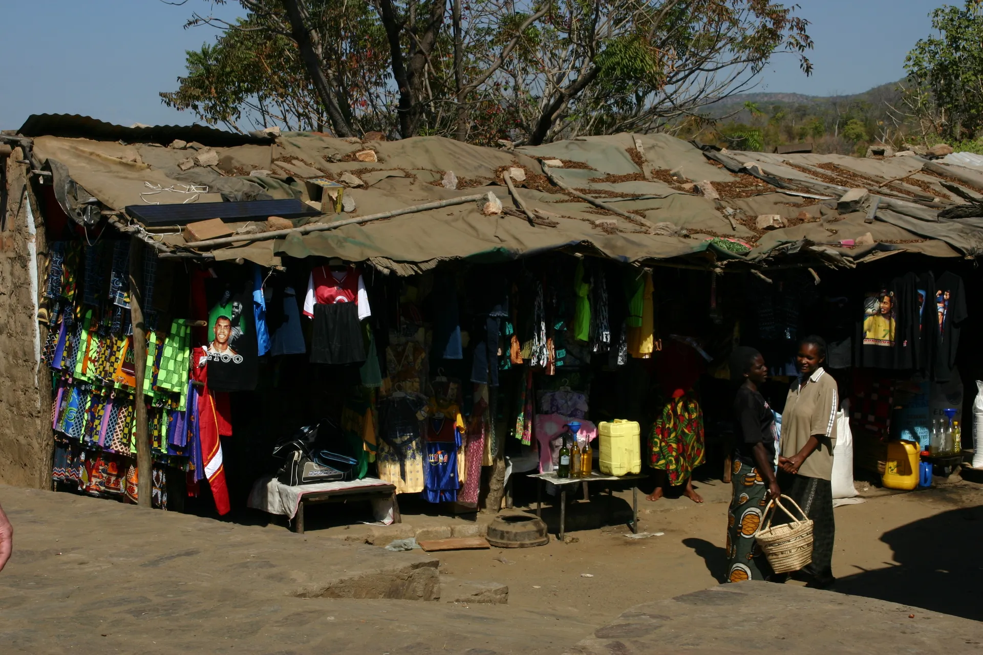 Marktkraam met kleding, let op de zonnecellen op het dak [Chavunga]