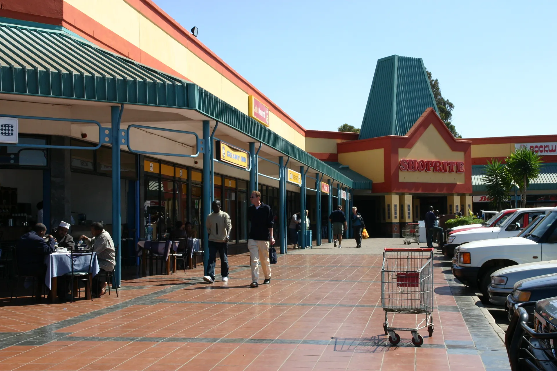 Een modern winkelcentrum, onbereikbaar voor een groot deel van de plaatselijke bevolking [Manda Hill, Lusaka]