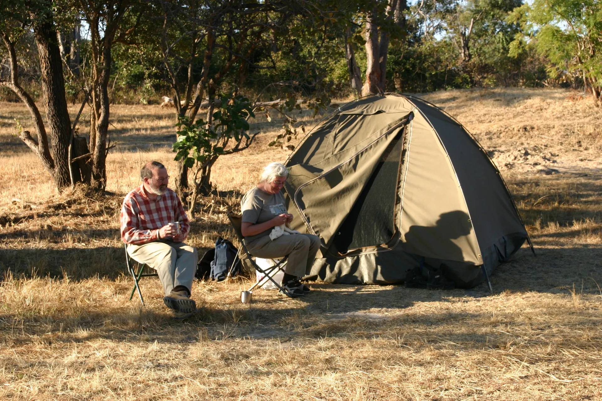 Een rustig moment voor de tent op de camp-site Lufupa [Kafue]
