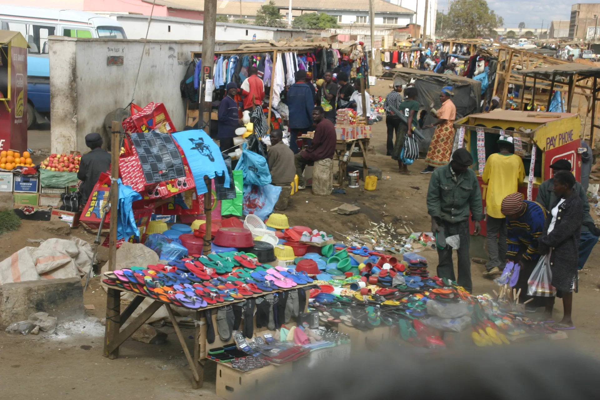 Naast levensmiddelen worden kleding en schoeisel op de markt verkocht [Lusaka]