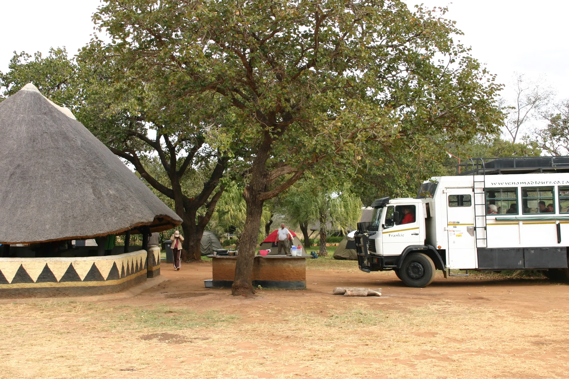 Tenten en de truck op de camp-site bij Lusaka
