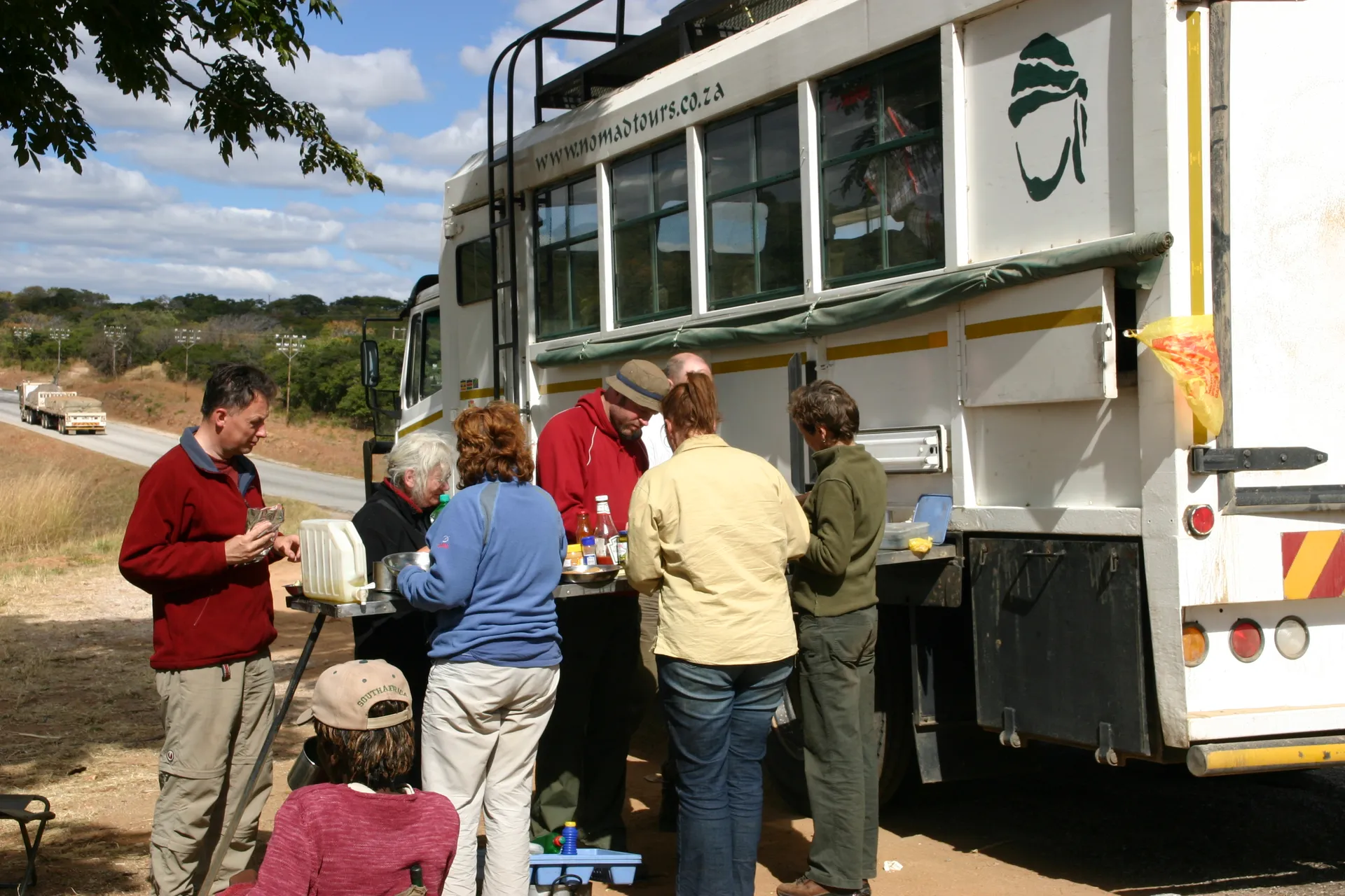 Vervoer: de <i>overland truck</i> tijdens een lunchstop [nabij Mana Pools]