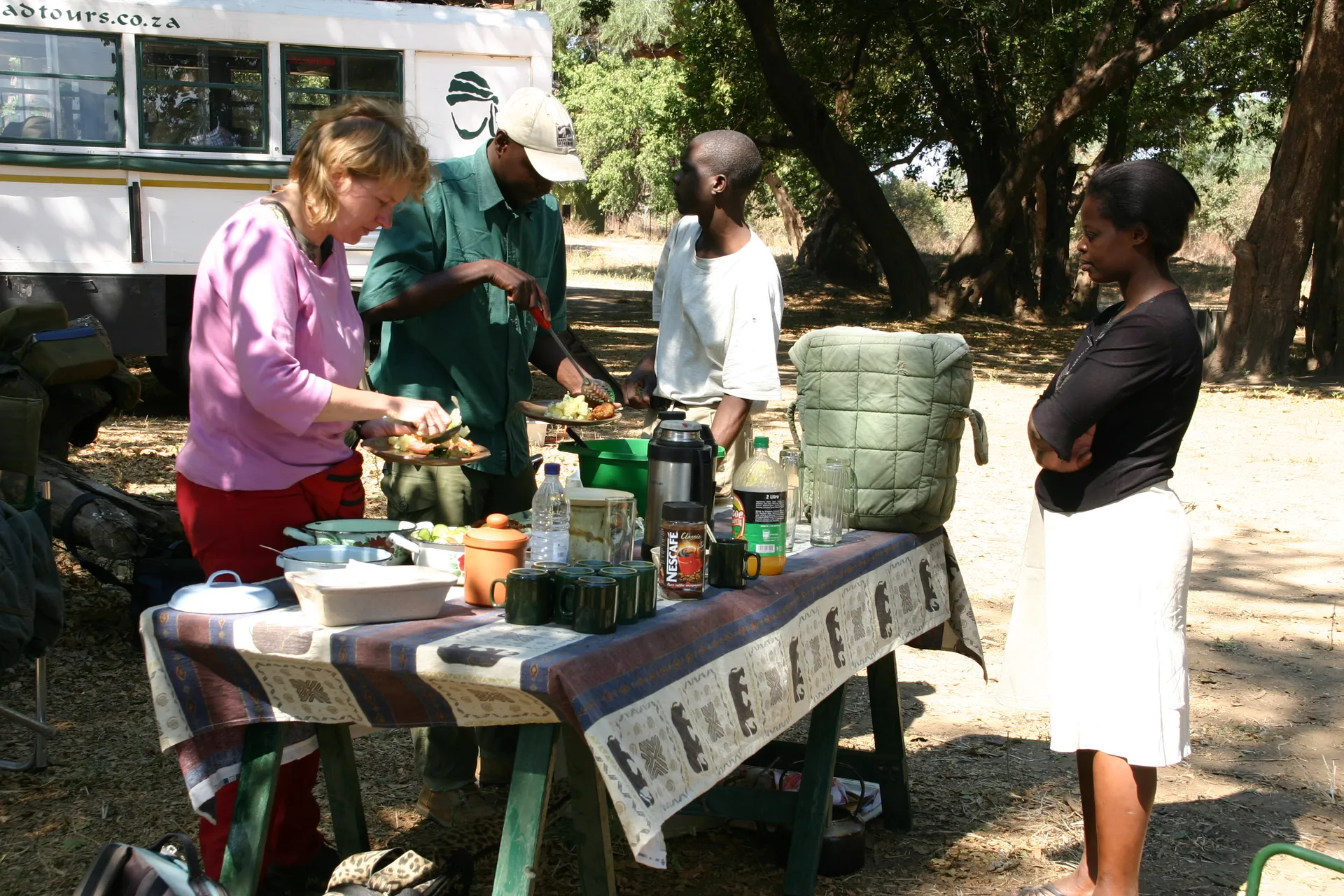 Opscheppen voor de lunch in het bush-restaurant op camp-site Nyamepi [Mana Pools]