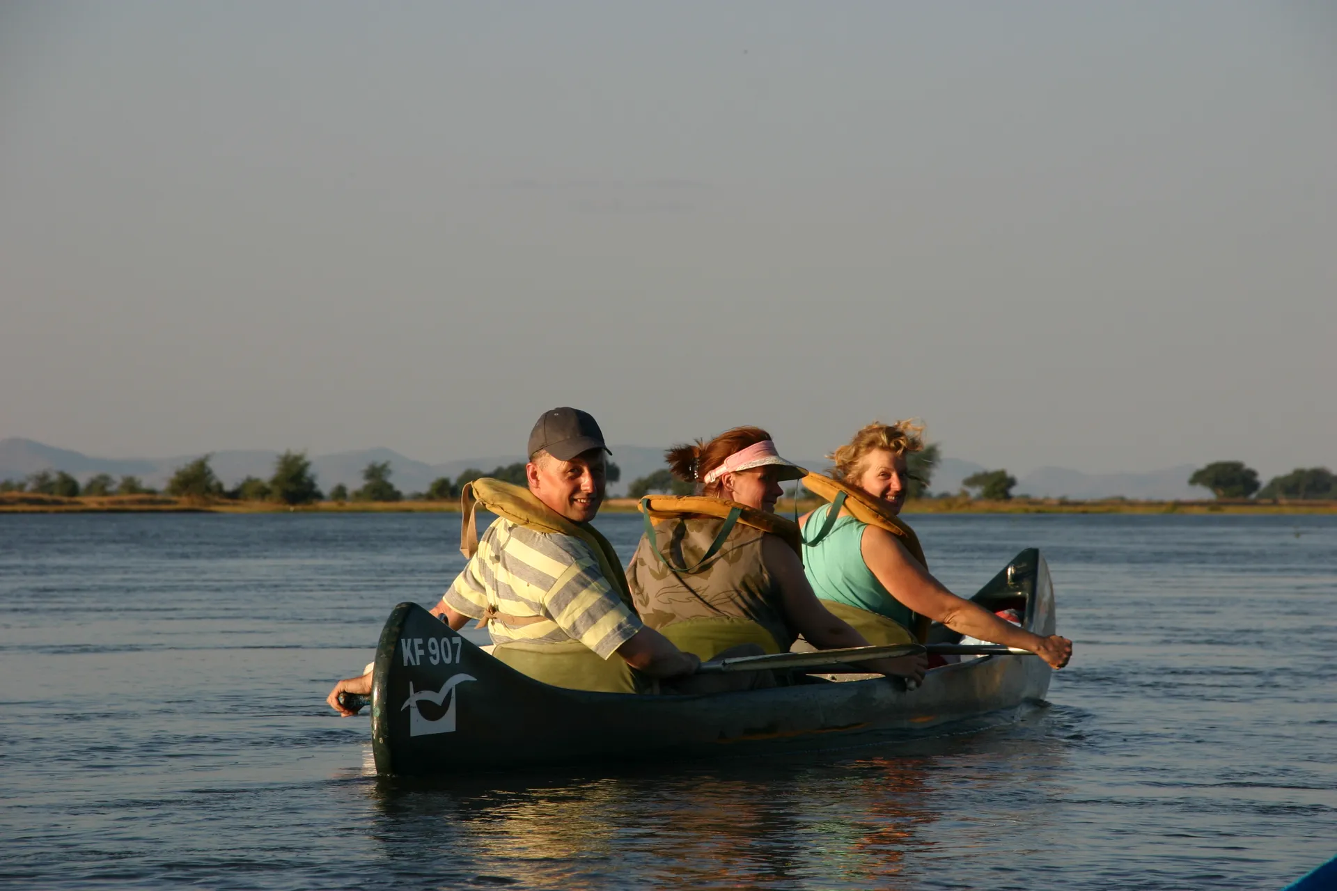 De tweede kano met Pieter Jan, Anne-Marie en Heleen [Mana Pools]