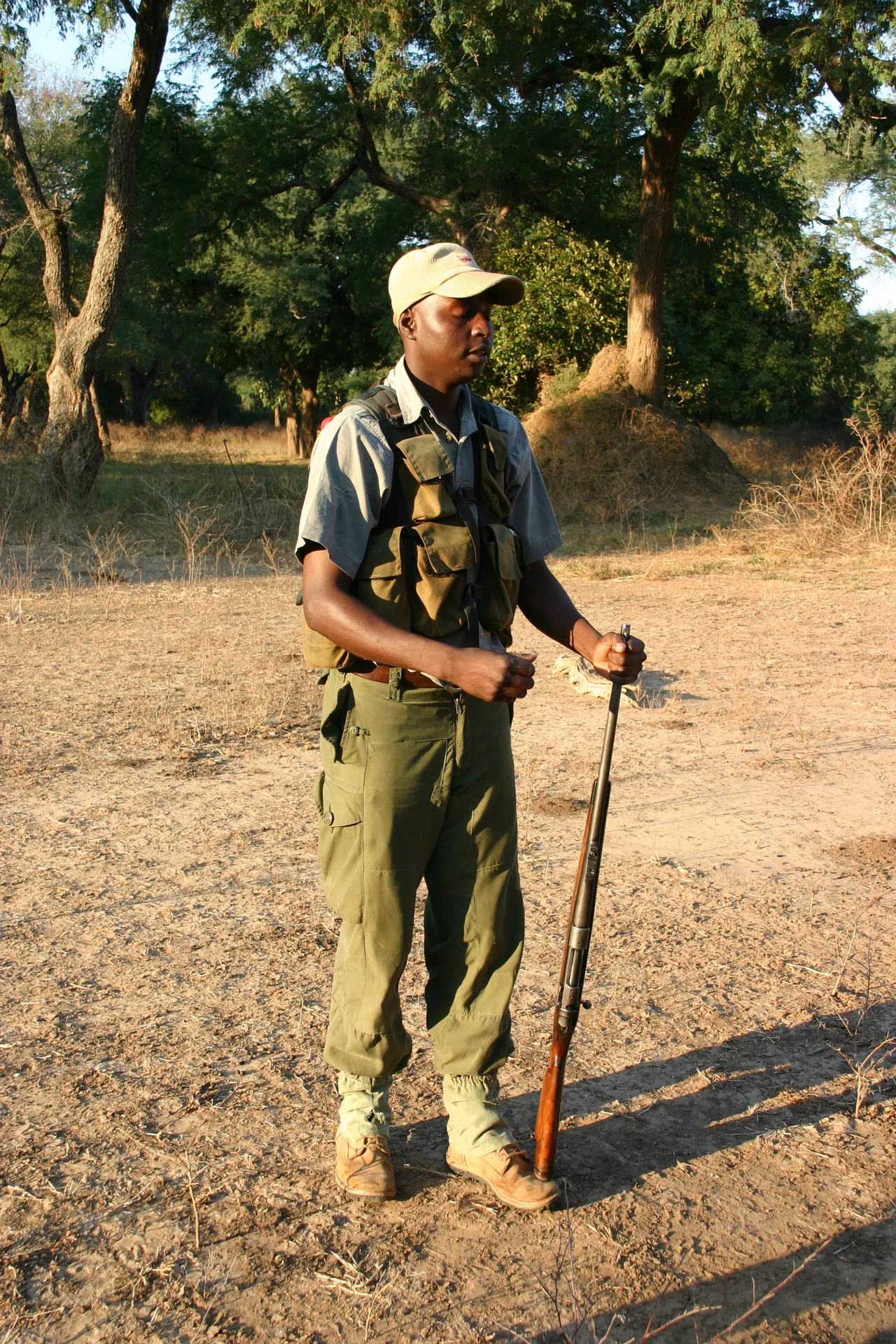Ranger Nyenge geeft uitleg tijdens de wandelsafari [Mana Pools]