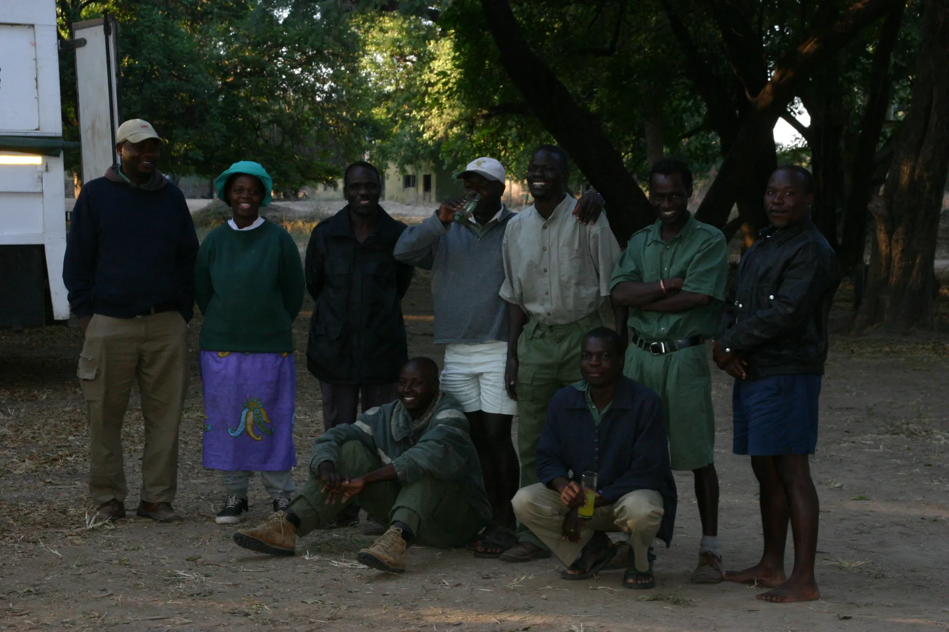 De voltallige 9-koppige <i>crew</i> van het kampement bij het afscheid [Mana Pools]