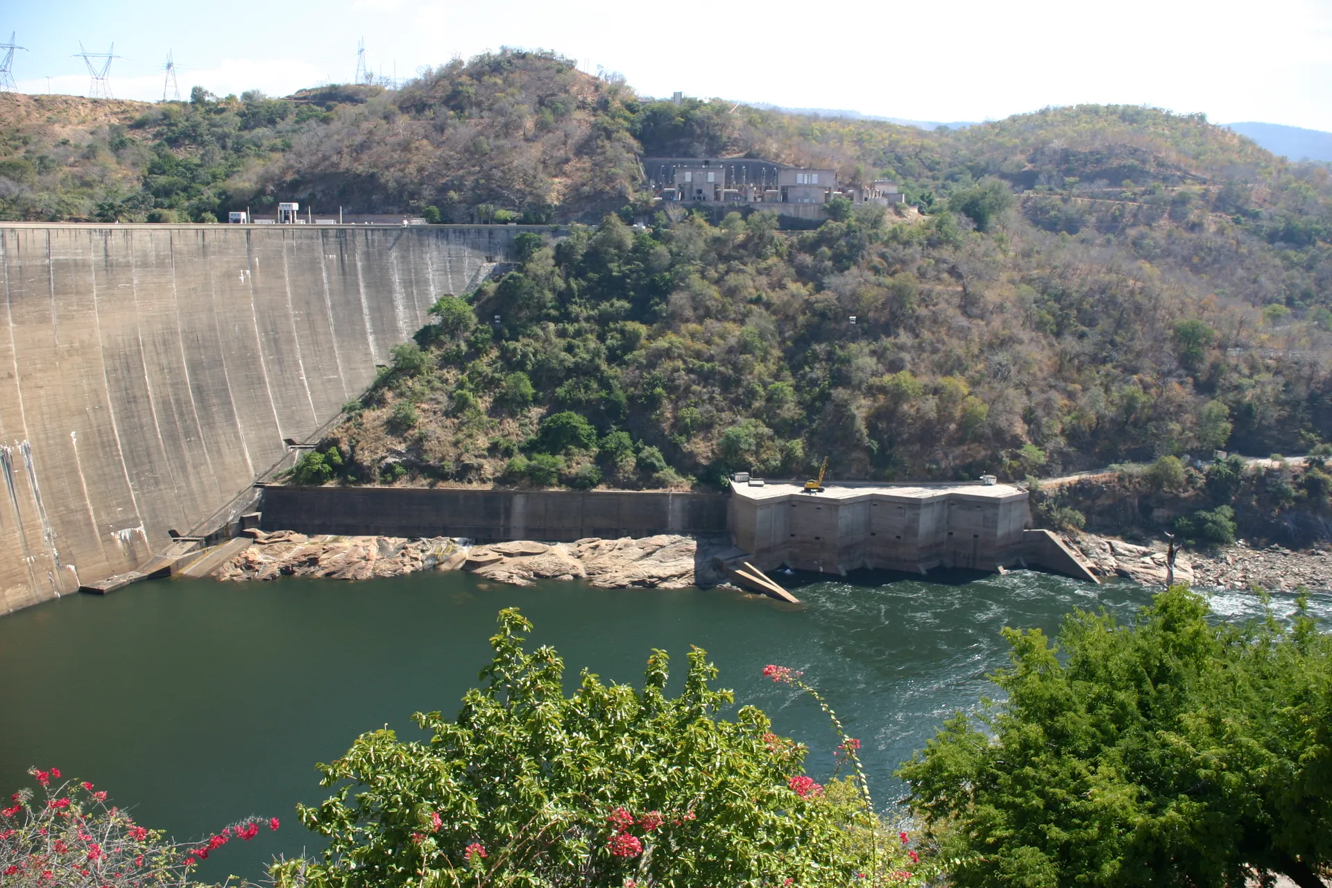 Zicht op de Zambiaanse oever bij de Kariba dam
