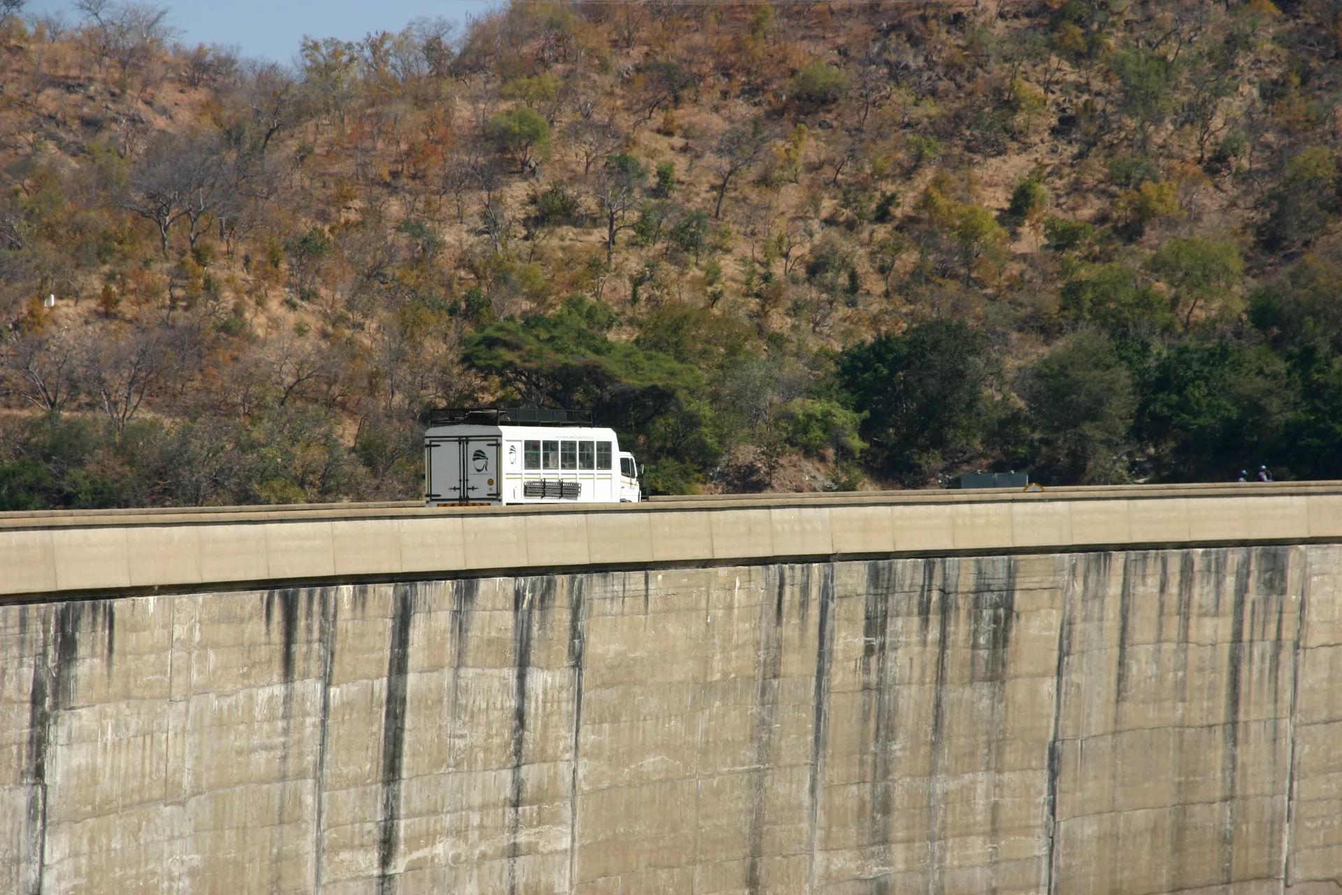 Onze truck rijdt over de Kariba dam
