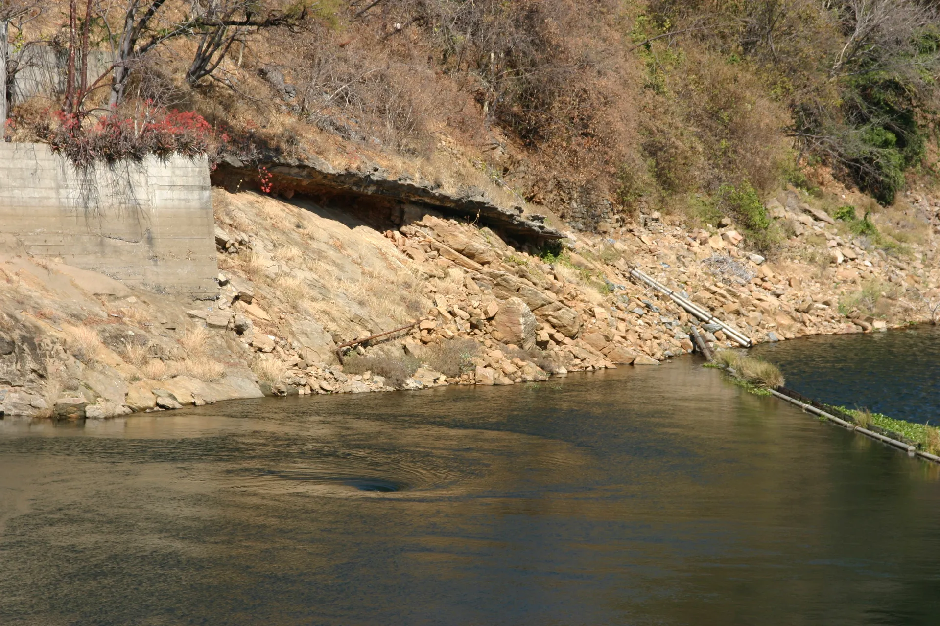 Het draaikolkje markeert de waterinlaat van de Kariba dam