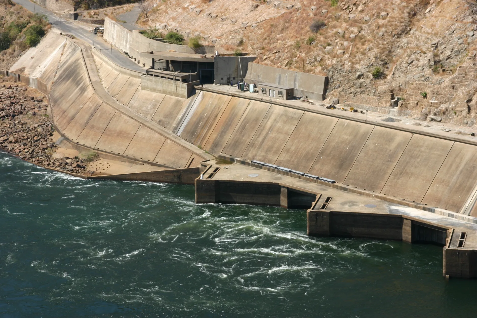 Een bescheiden hoeveelheid water wordt op dit moment bij de Kariba dam doorgelaten