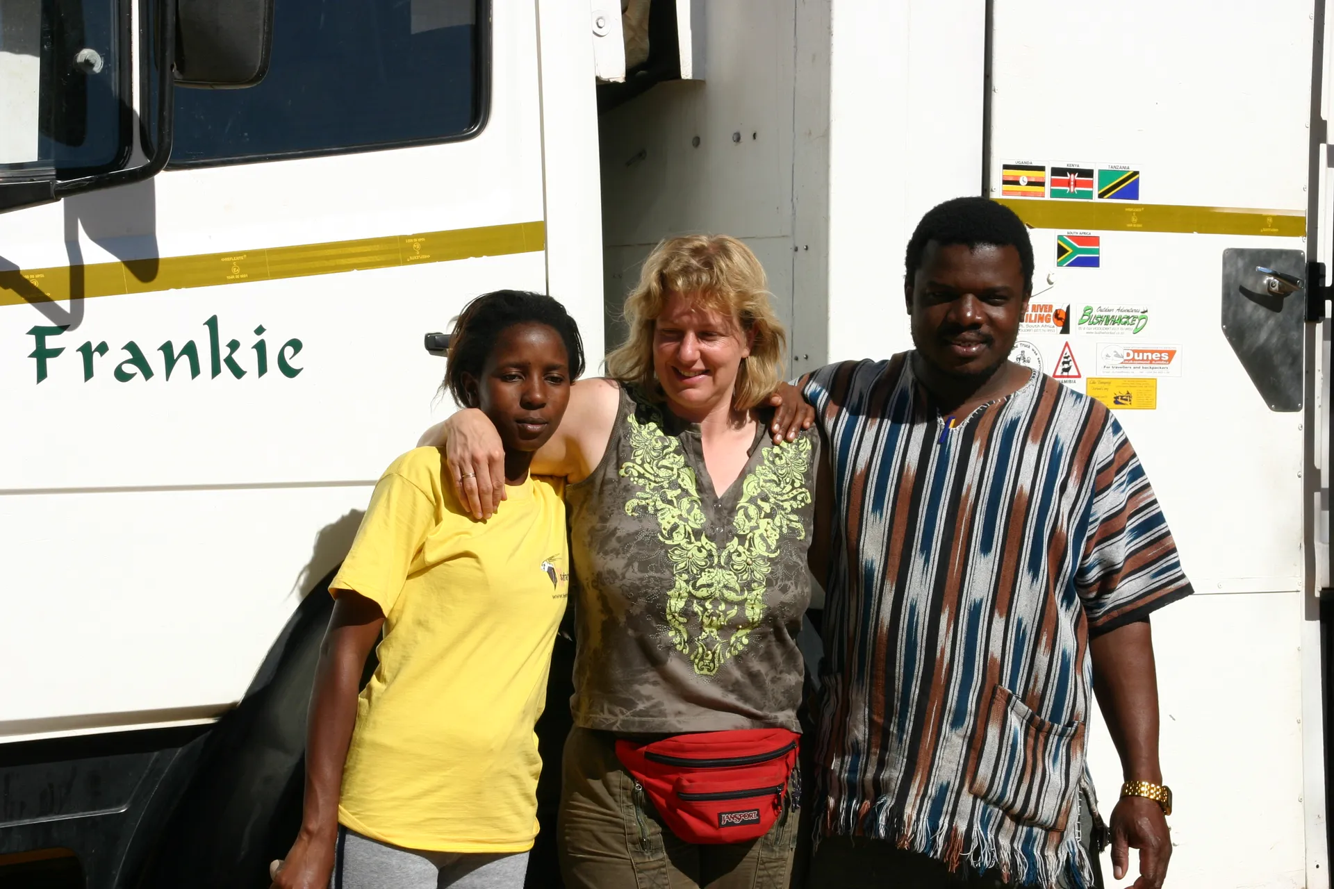 De <i>crew</i>: links Soliwe (kok), rechts Mortimer (chauffeur), in het midden Heleen (reisleiding)