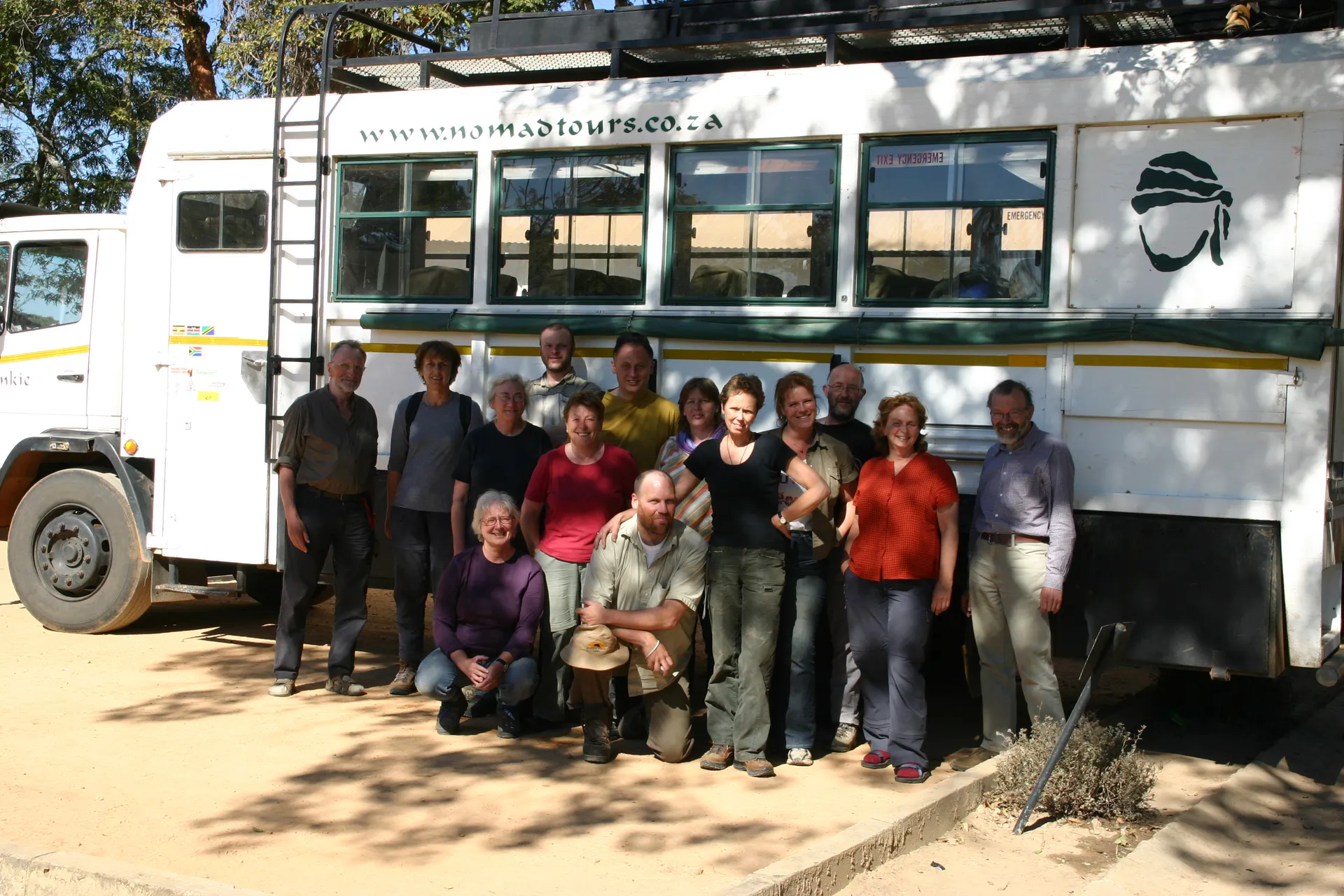 Het reisgezelschap voor de truck (vlnr): zittend: Annette en Martin; staande: Bertus, Roos, Elly, Harry, Anneke, Pieter&nbsp;Jan, Karen, Nelleke, Anne-Marie, Ben, Johanna en Reinier