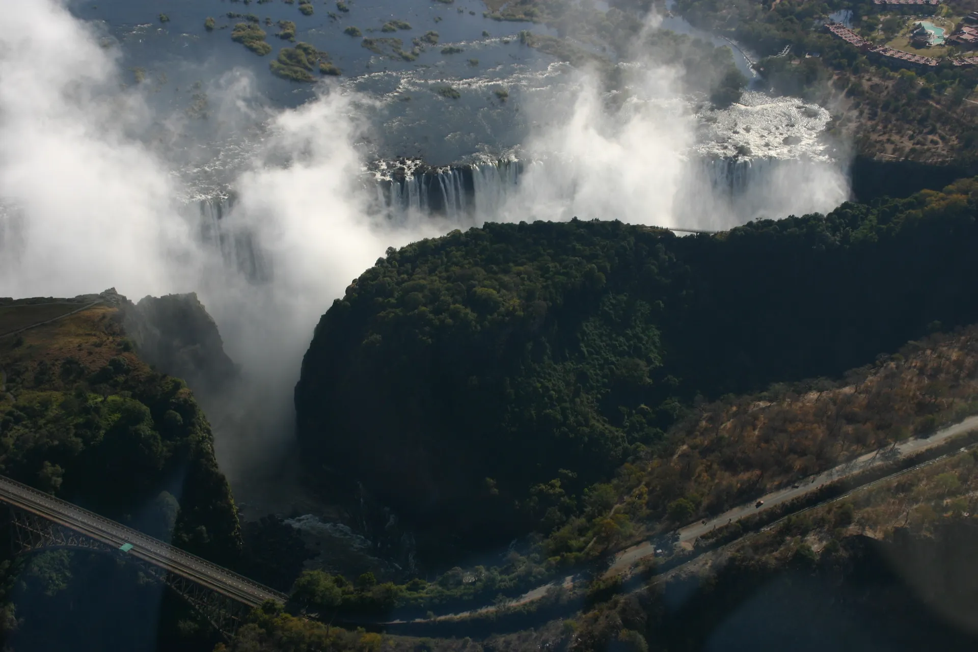 De Victoria watervallen, rechts Zambia en links Zimbabwe