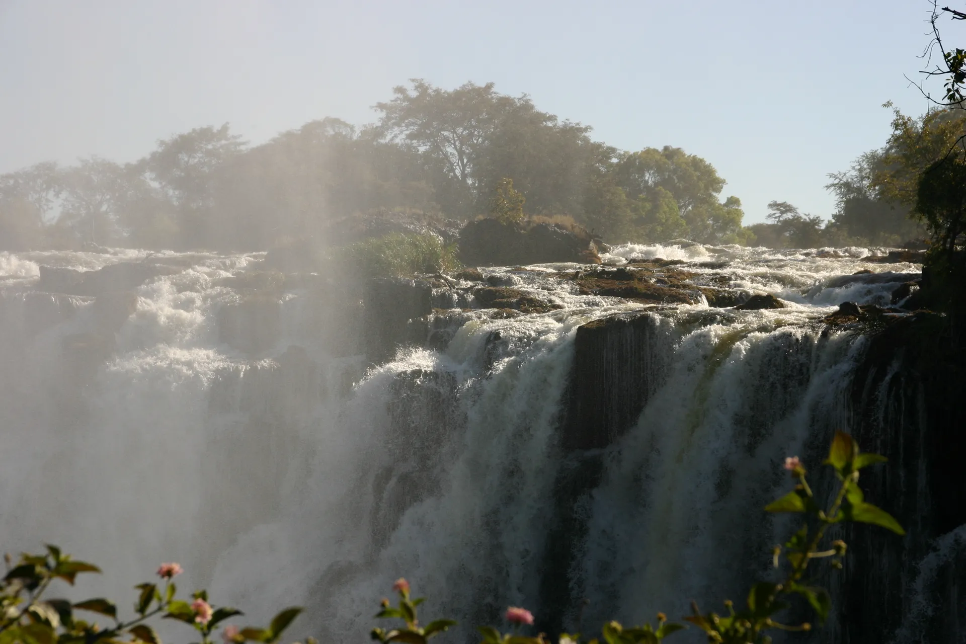Eindeloze watermassa\’s storten dreunend omlaag bij de Victoria watervallen [Zambia/Zimbabwe]