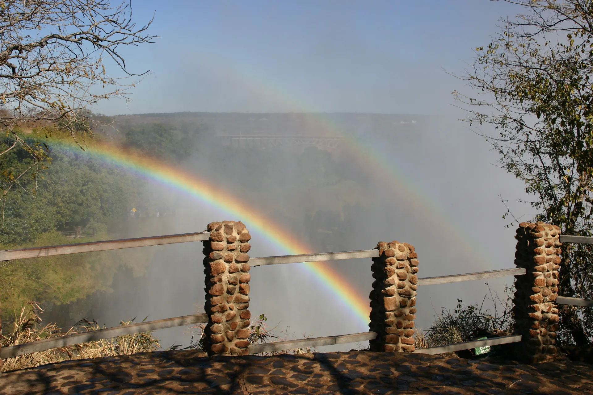 Regenbogen in de waternevels bij de Victoria watervallen [Zambia/Zimbabwe]