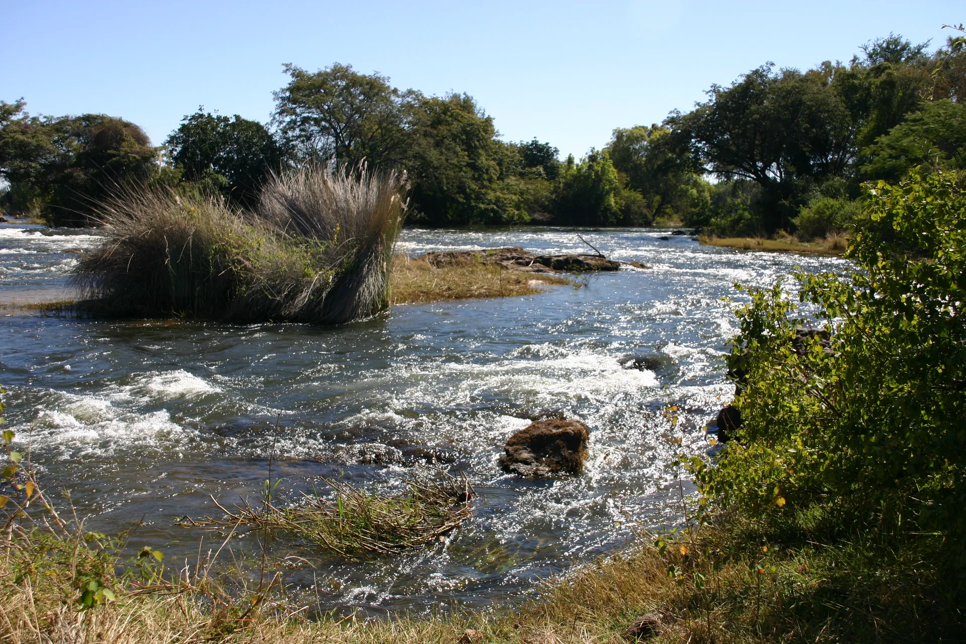 ... naar de andere kant gezien toont de Zambezi rivier best wel een lieflijk beeld [Victoria watervallen]