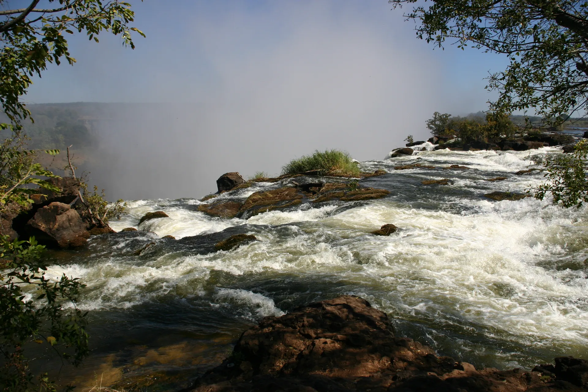 Vlak v&oacute;&oacute;r het water in de afgrond stort van de Victoria watervallen