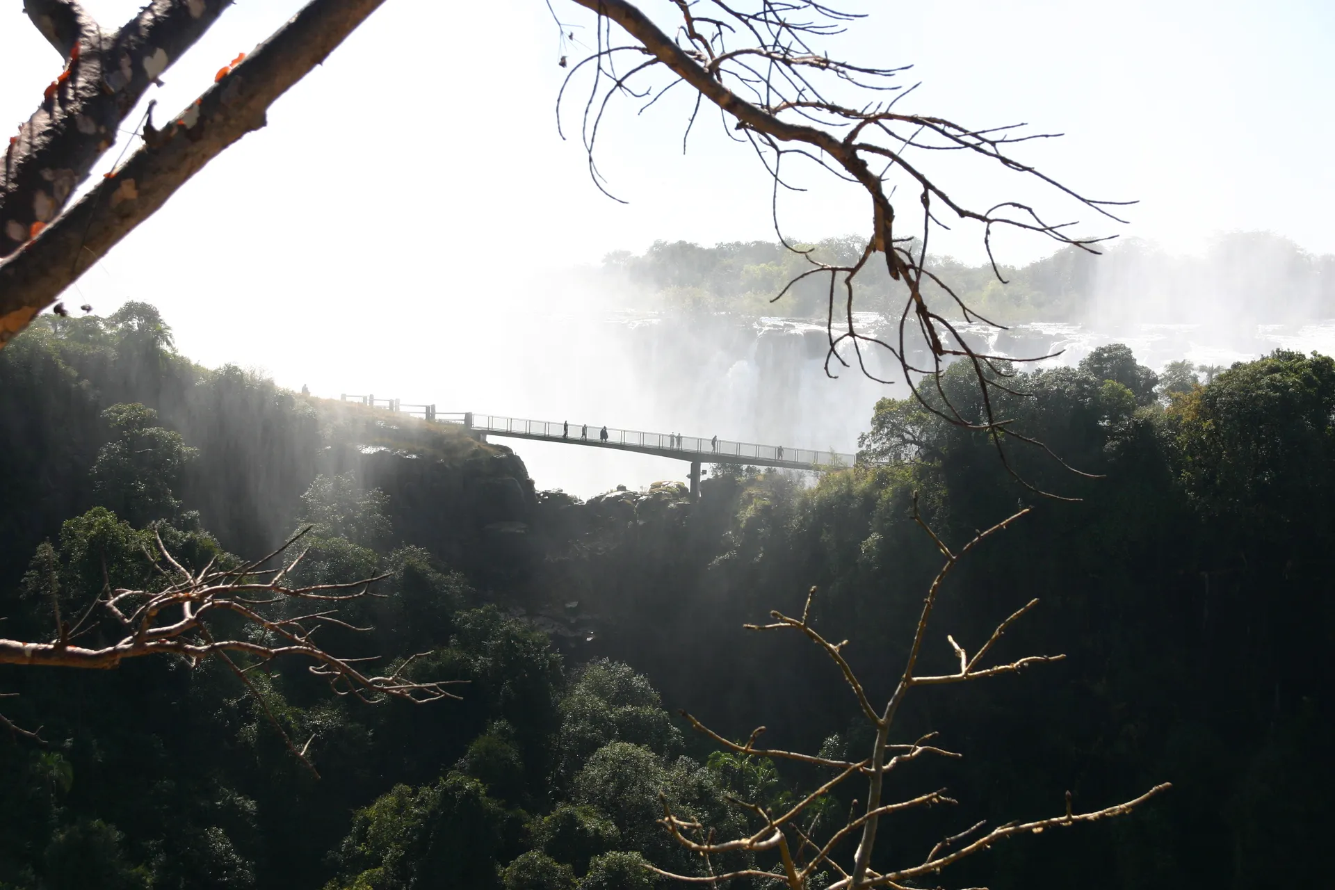 De Knife Edge Bridge gehuld in waternevels [Victoria watervallen]