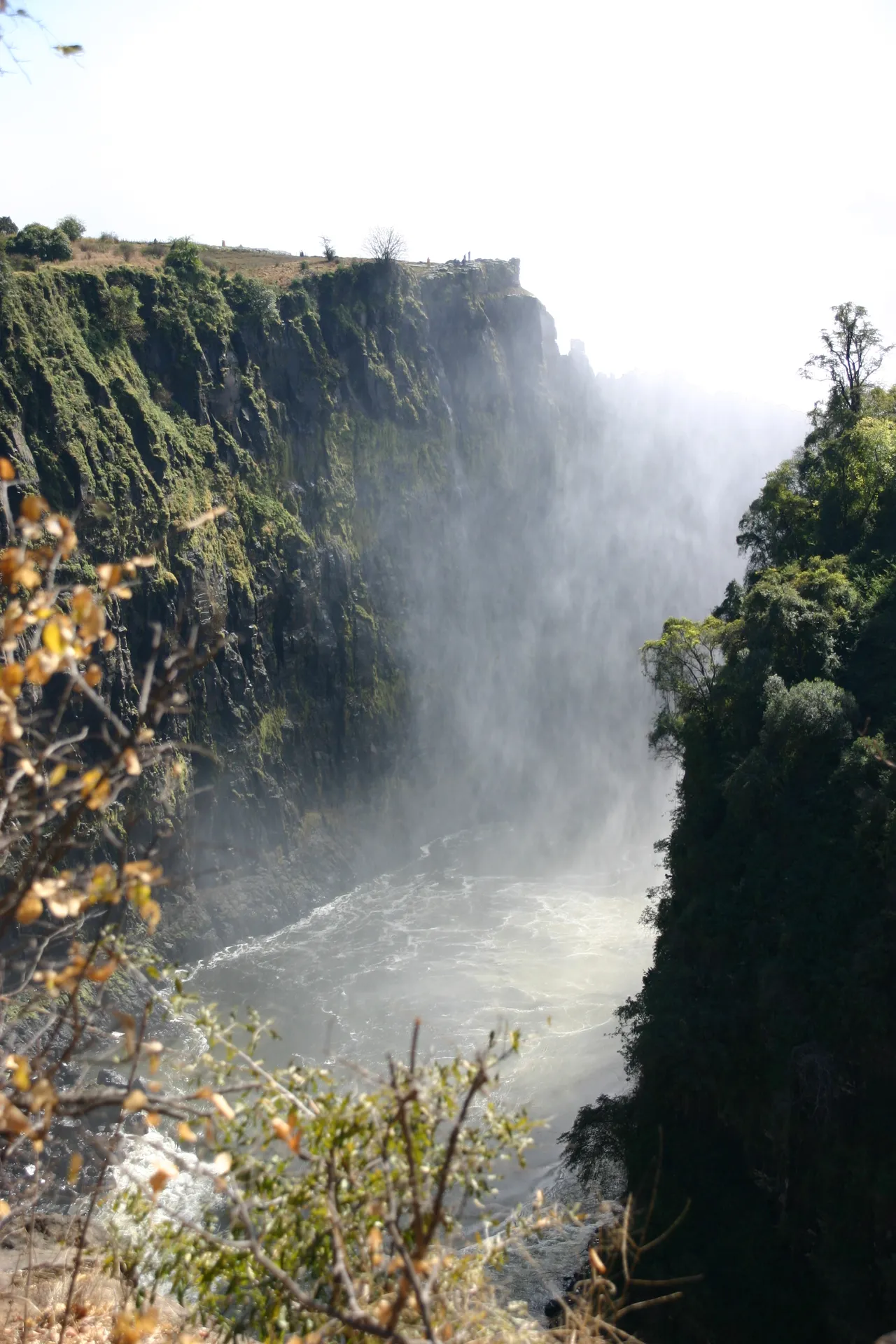 Vanaf de Victoria watervallen stuift de nevel door de Batoka kloof