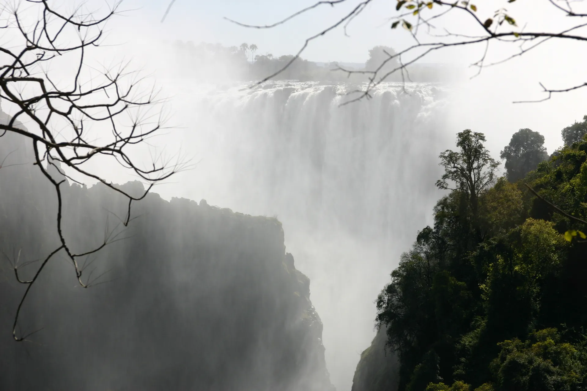 Even breekt de nevel en wordt de waterval zichtbaar [Victoria watervallen]