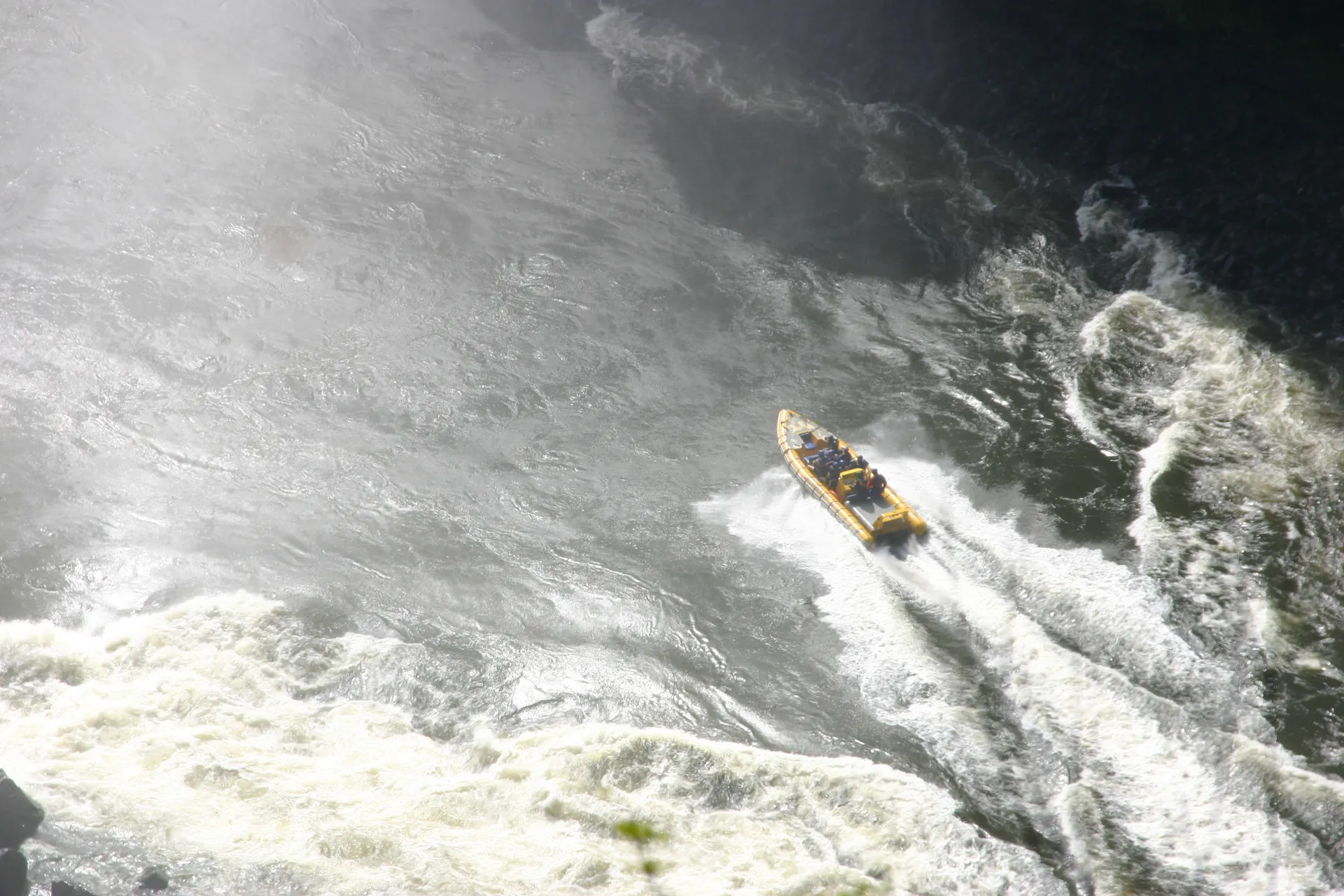 De woeste stroomversnellingen lokken waaghalzen voor wildwater-sporten [Victoria watervallen]