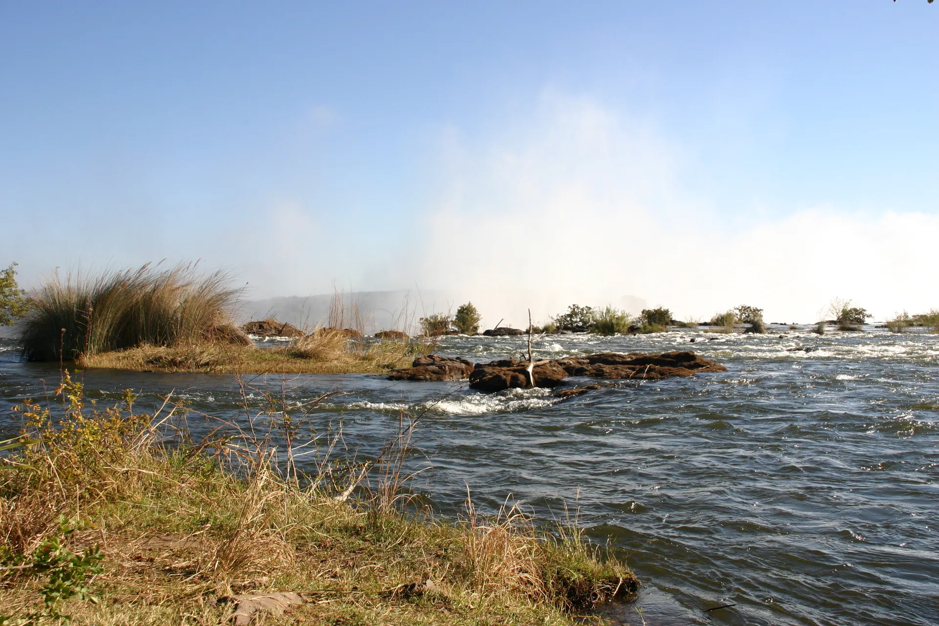 De waternevel laat zien dat we hier dichtbij de Victoria watervallen zijn, maar ...