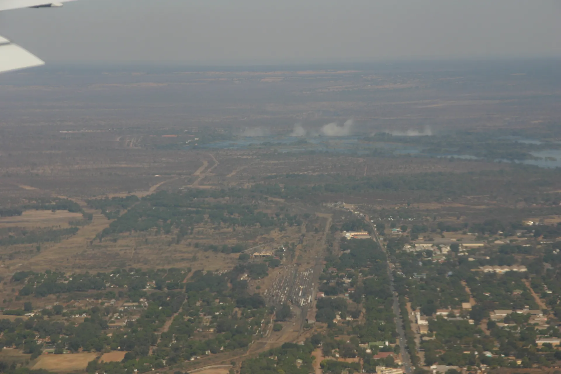 Gezicht op Livingstone (onder) en de Victoria watervallen vanuit het vliegtuig