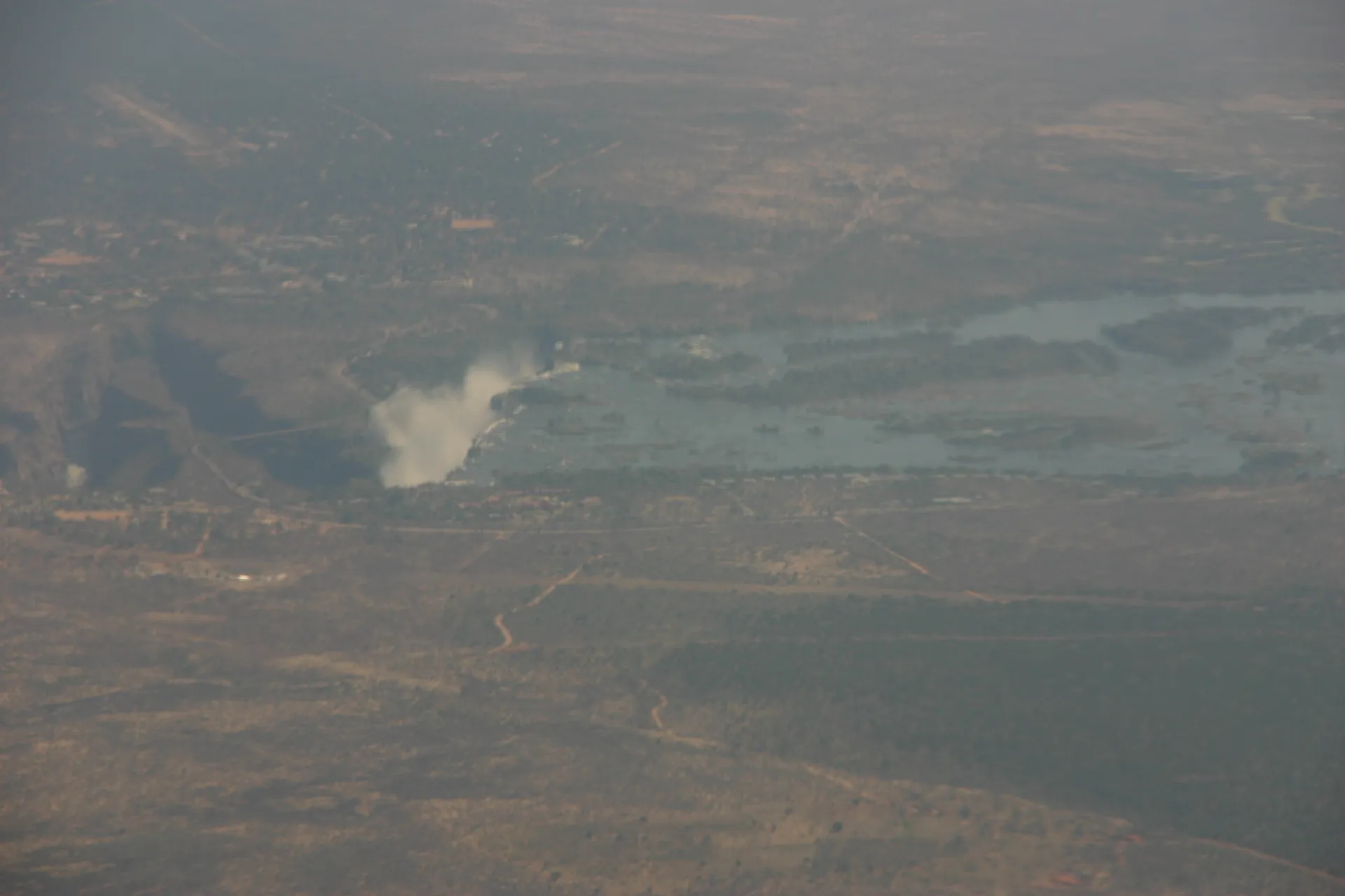 De Victoria watervallen, links de Batoka kloven