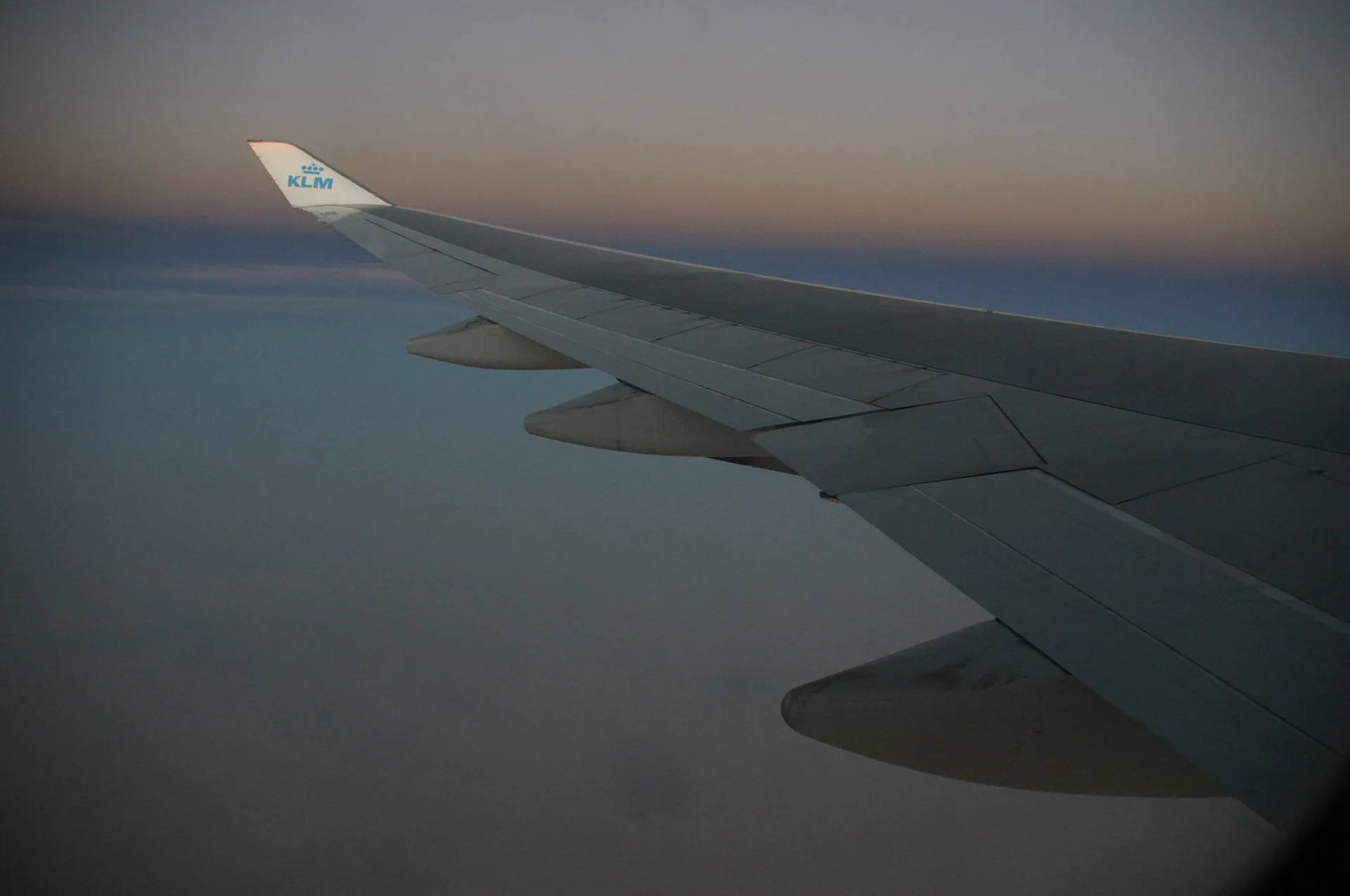 De eerste zonnestralen op de vleugeltip, ergens boven noordelijk Afrika