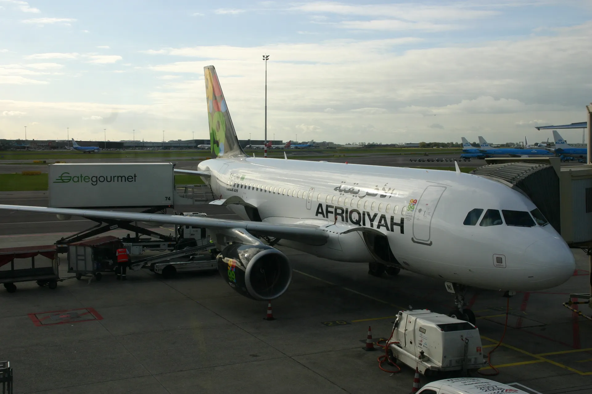 Het vliegtuig van de Lybische maatschappij Afriqiyah op het platform van Schiphol