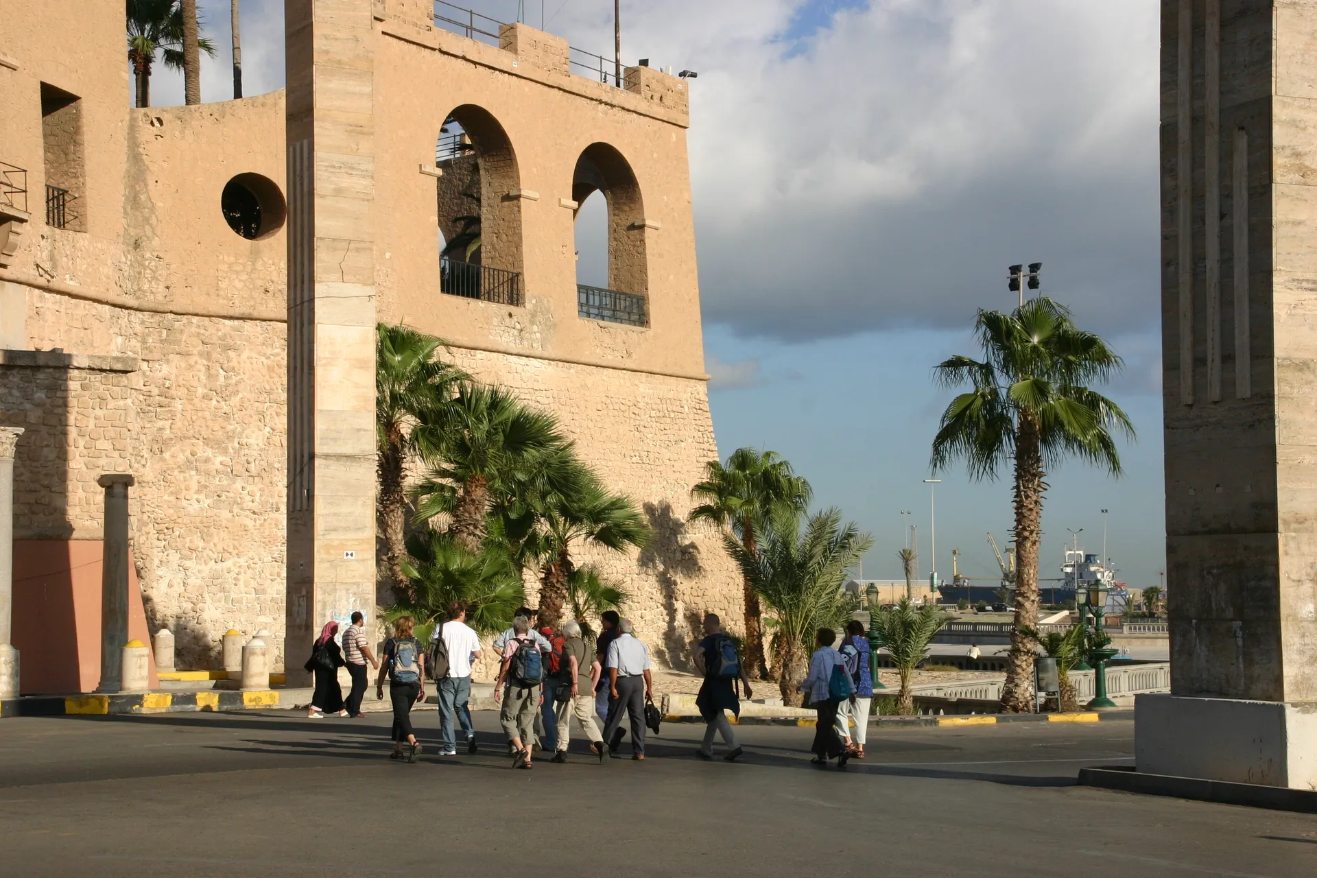 Met de groep op weg naar de ingang van het Nationaal Museum [Tripoli]