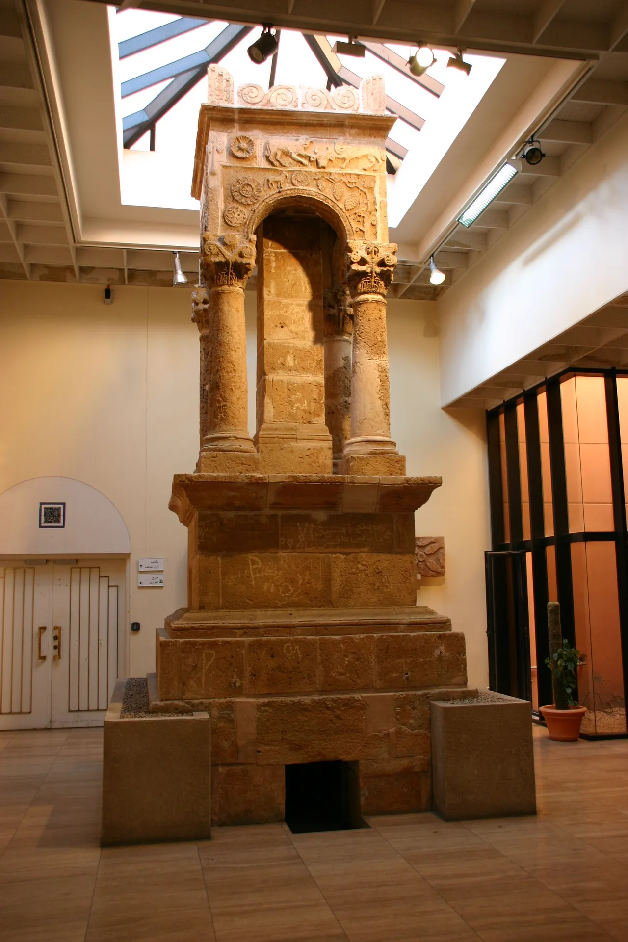 Mausoleum uit Ghirza, 3e eeuw, met reliëfs in Romano-Libische stijl [Tripoli, Nationaal Museum]
