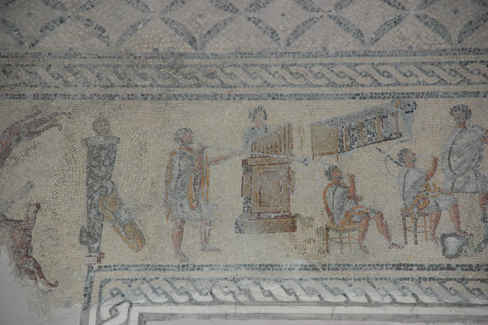 Langs de rand toont het mozaïek scènes uit het amfitheater: muziek vulde de pauzes tussen de gladiatorengevechten [Tripoli, Nationaal Museum]